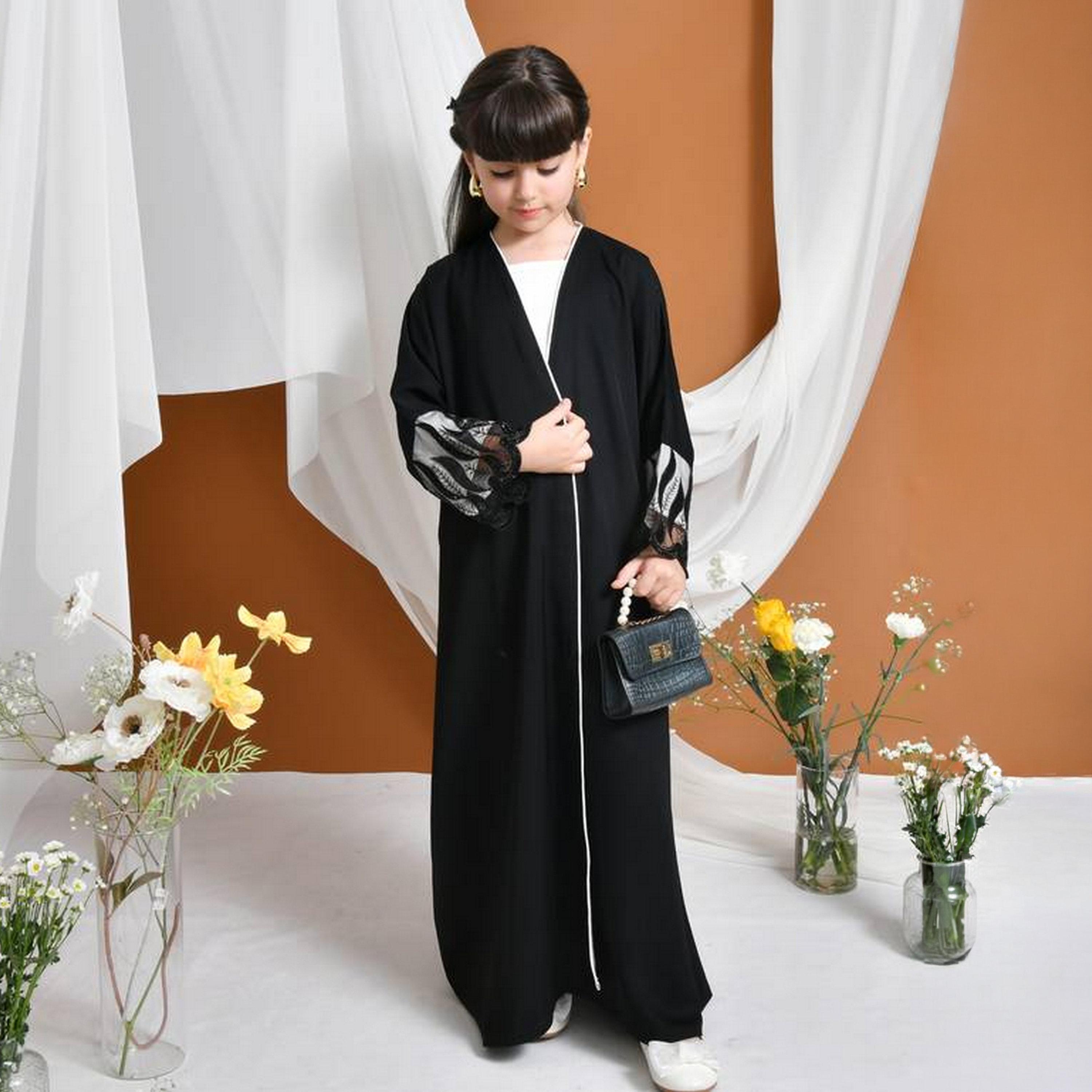 عباءة ربع بشت رسمية كتان بأكمام معاصم دانتيل مطرزة مع طرحة للبنات من حوراء - أسود-girls-arabicclothing-abayas-image-1