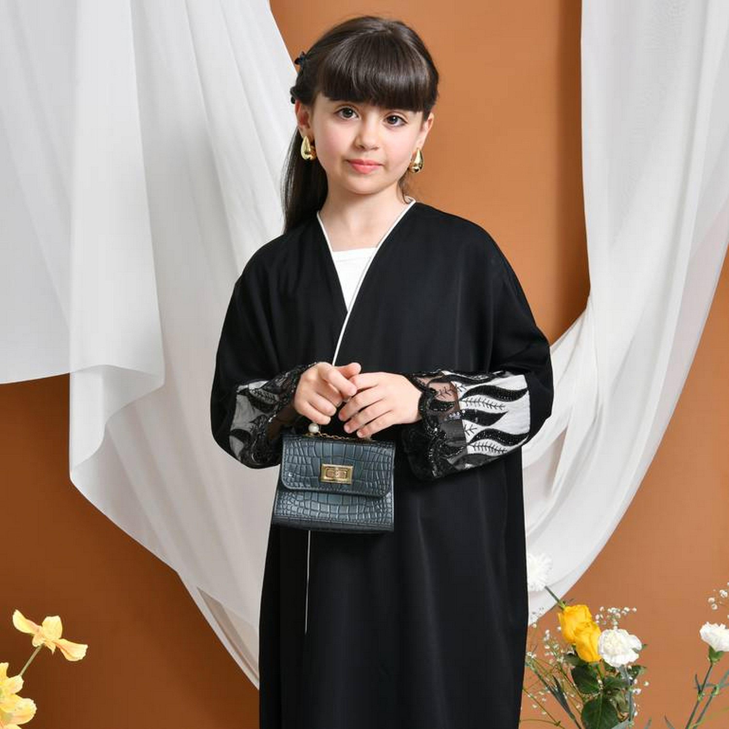 عباءة ربع بشت رسمية كتان بأكمام معاصم دانتيل مطرزة مع طرحة للبنات من حوراء - أسود-girls-arabicclothing-abayas-image-2