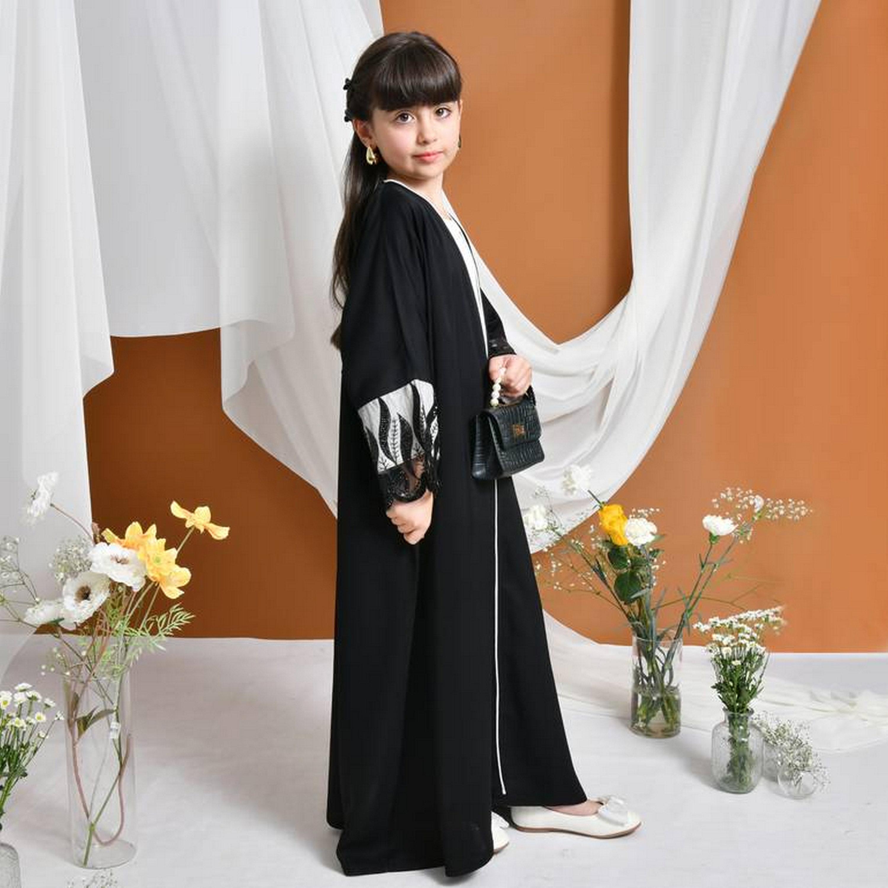 عباءة ربع بشت رسمية كتان بأكمام معاصم دانتيل مطرزة مع طرحة للبنات من حوراء - أسود-girls-arabicclothing-abayas-image-4