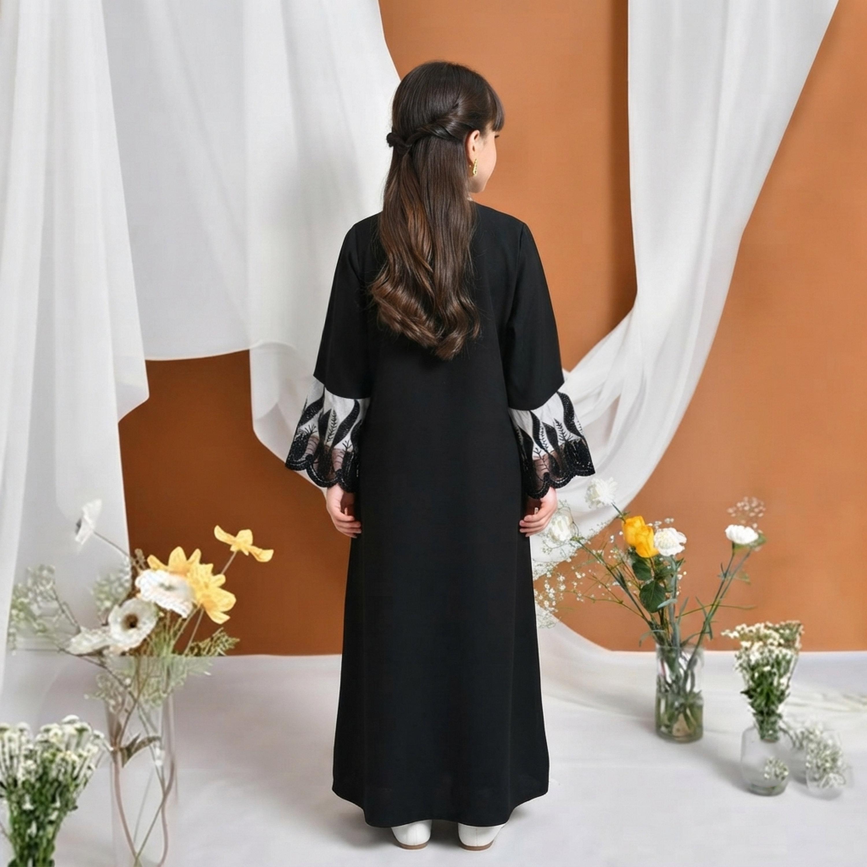 عباءة ربع بشت رسمية كتان بأكمام معاصم دانتيل مطرزة مع طرحة للبنات من حوراء - أسود-girls-arabicclothing-abayas-image-5