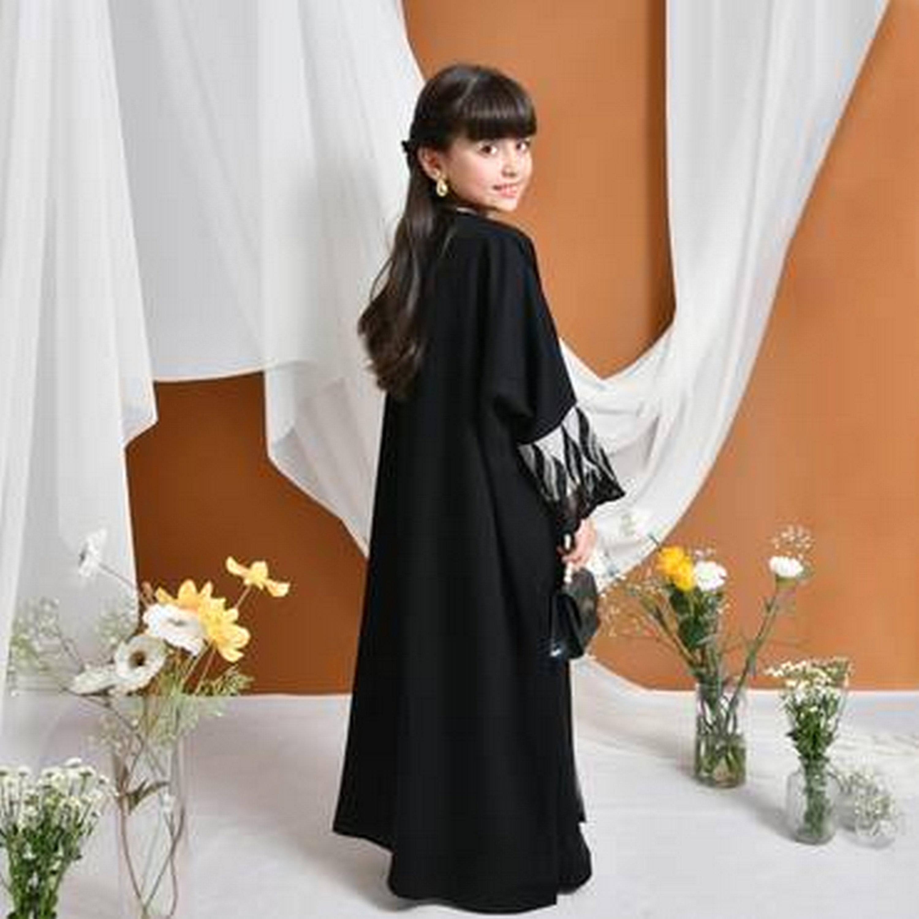 عباءة ربع بشت رسمية كتان بأكمام معاصم دانتيل مطرزة مع طرحة للبنات من حوراء - أسود-girls-arabicclothing-abayas-image-6