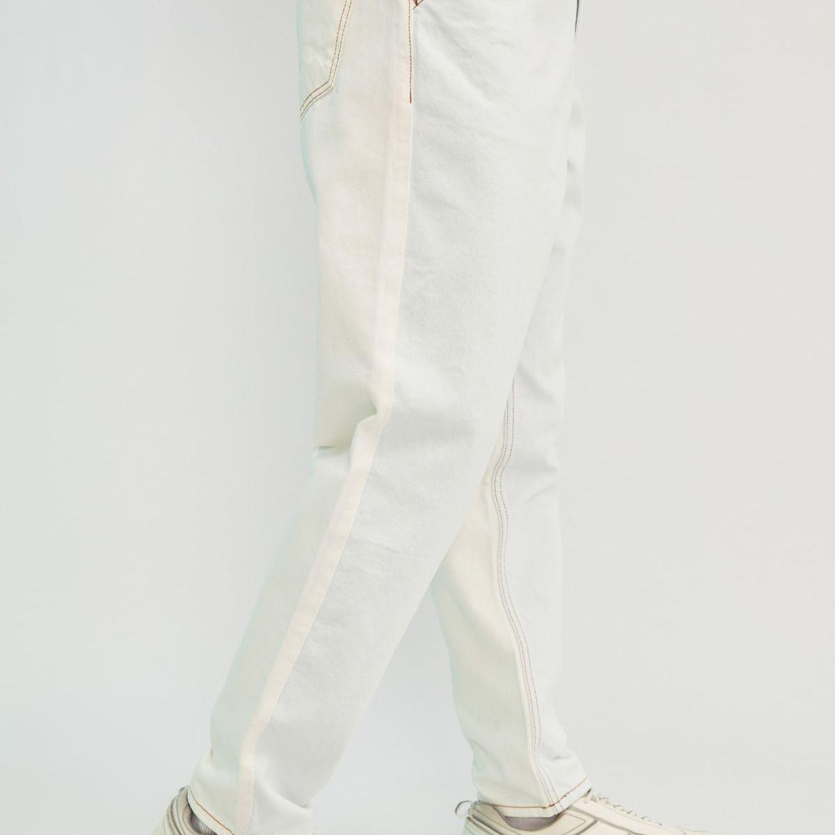 جينز بقصة مريحة ومزين بدرزات-men-clothing-bottoms-jeans-image-3