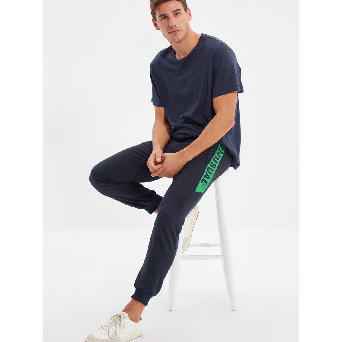 بنطال جوغر مطبع بكتابة-men-clothing-bottoms-joggers-image-5