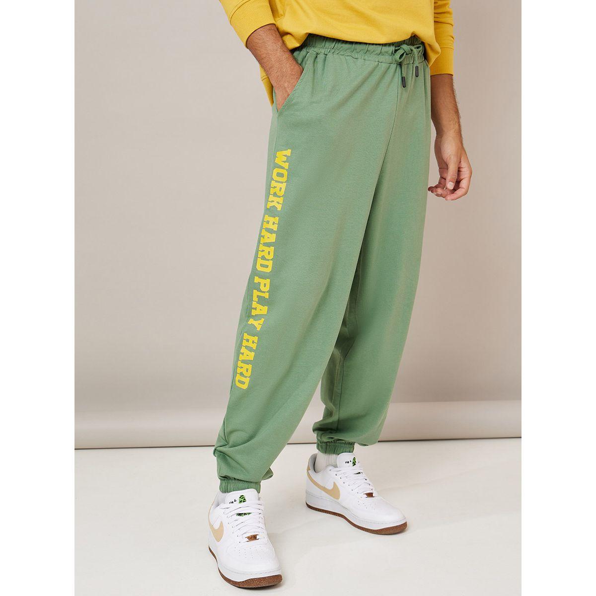 جوغر بقصة واسعة وطبعة كتابة-men-clothing-bottoms-joggers-image-4