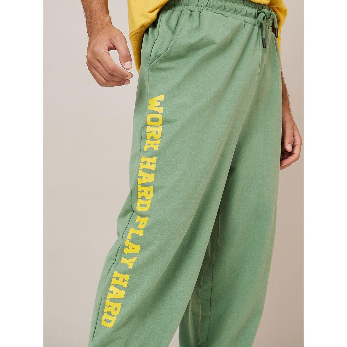 جوغر بقصة واسعة وطبعة كتابة-men-clothing-bottoms-joggers-image-2