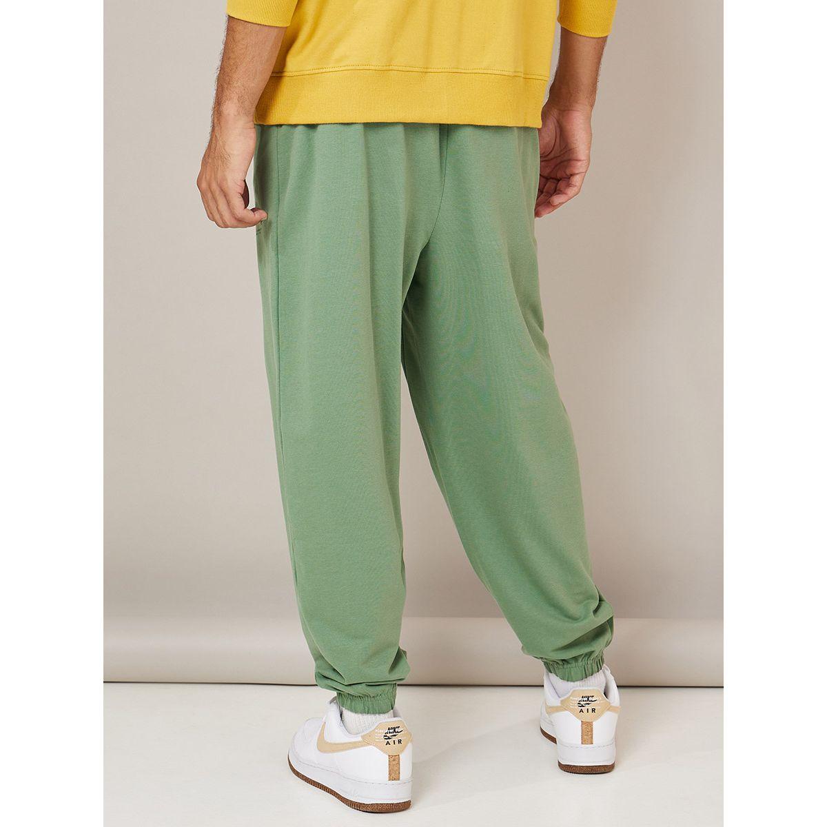 جوغر بقصة واسعة وطبعة كتابة-men-clothing-bottoms-joggers-image-1