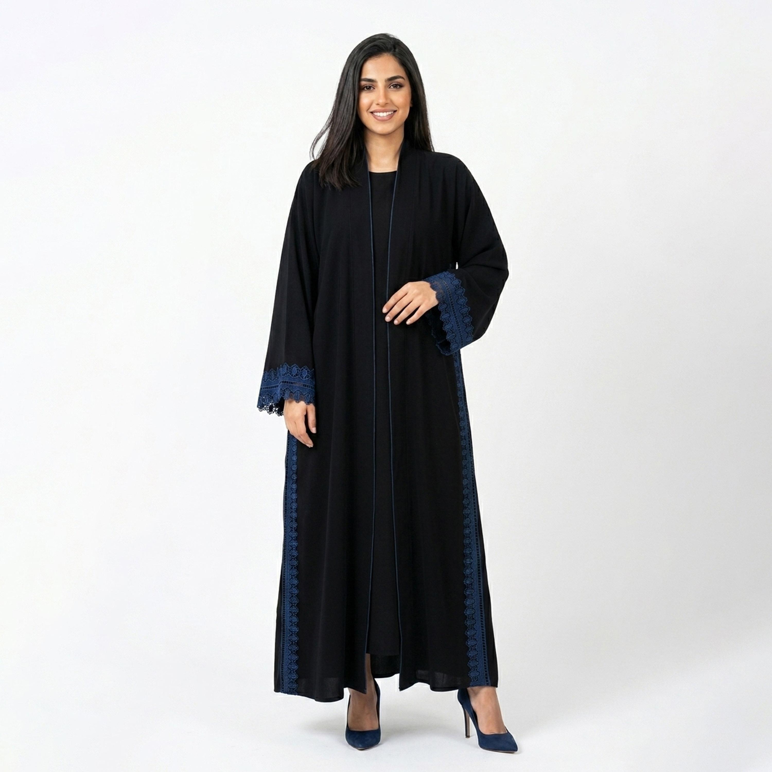 عباءة كتان بأكمام واسعة ومزينة بدانتيل مطرز سوداء للنساء من حوراء-women-arabicclothing-abayas-image-1