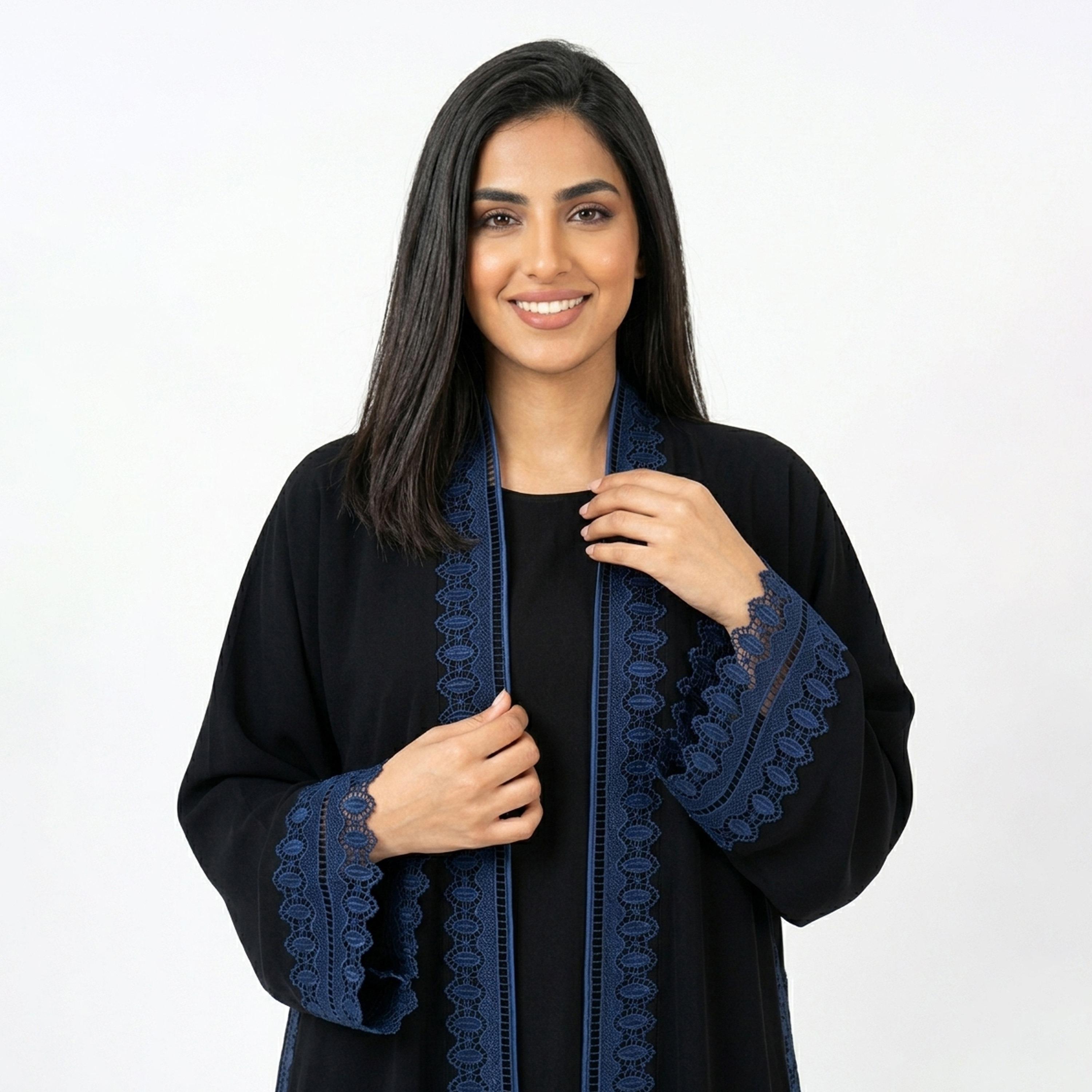 عباءة كتان بأكمام واسعة ومزينة بدانتيل مطرز سوداء للنساء من حوراء-women-arabicclothing-abayas-image-2