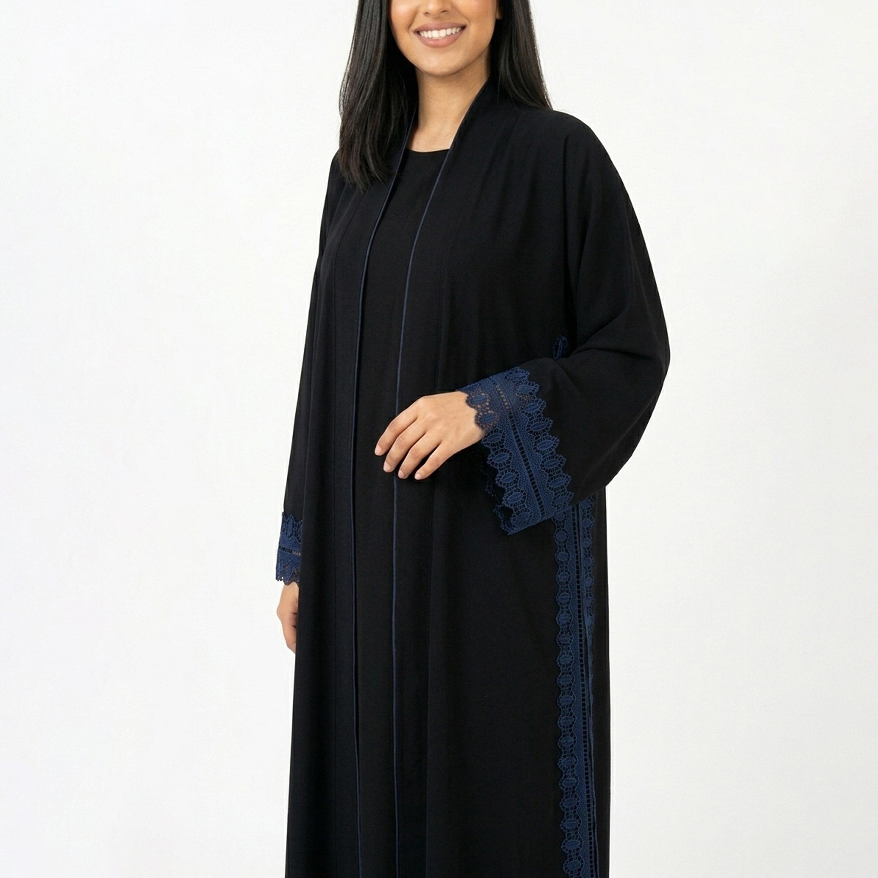 عباءة كتان بأكمام واسعة ومزينة بدانتيل مطرز سوداء للنساء من حوراء-women-arabicclothing-abayas-image-3