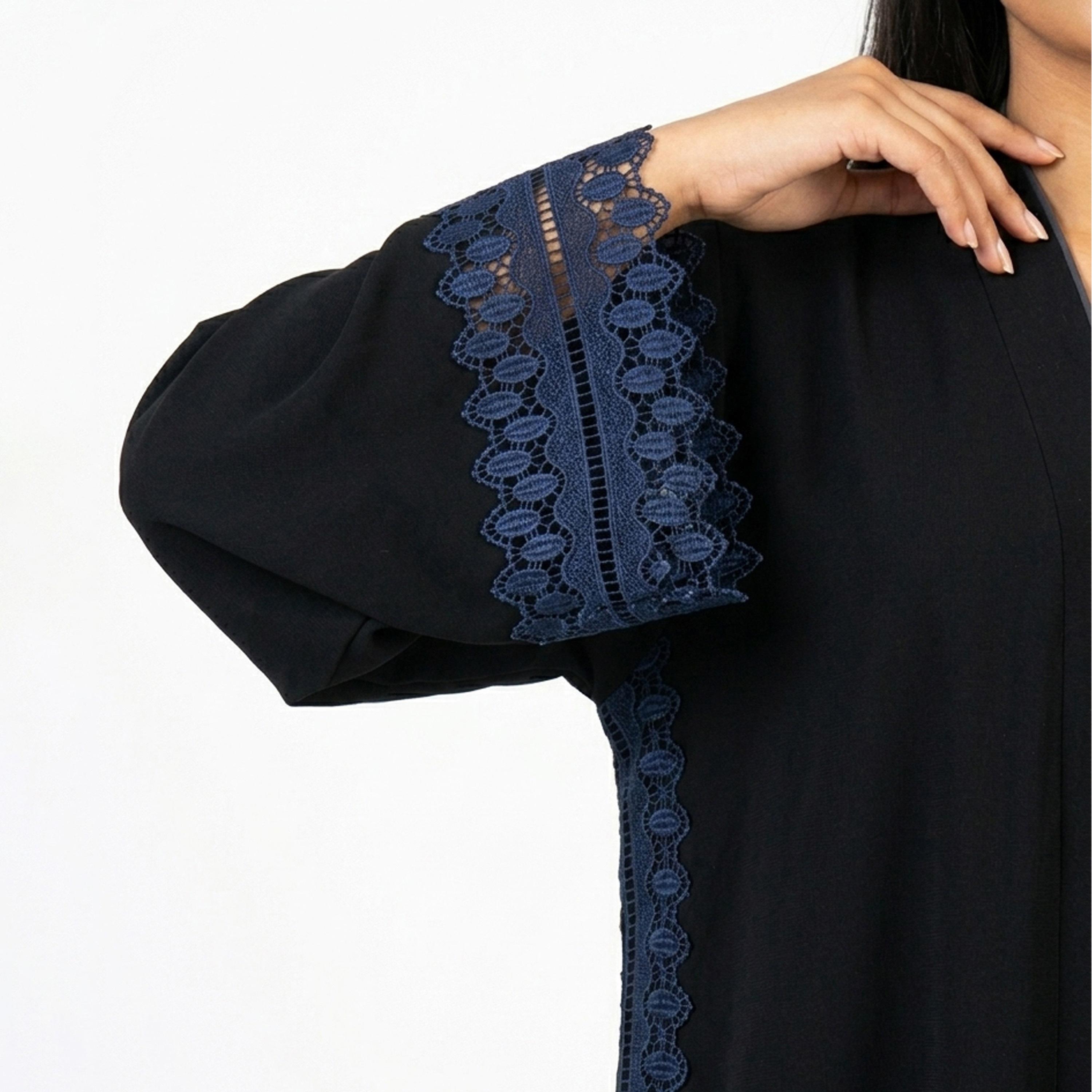 عباءة كتان بأكمام واسعة ومزينة بدانتيل مطرز سوداء للنساء من حوراء-women-arabicclothing-abayas-image-4