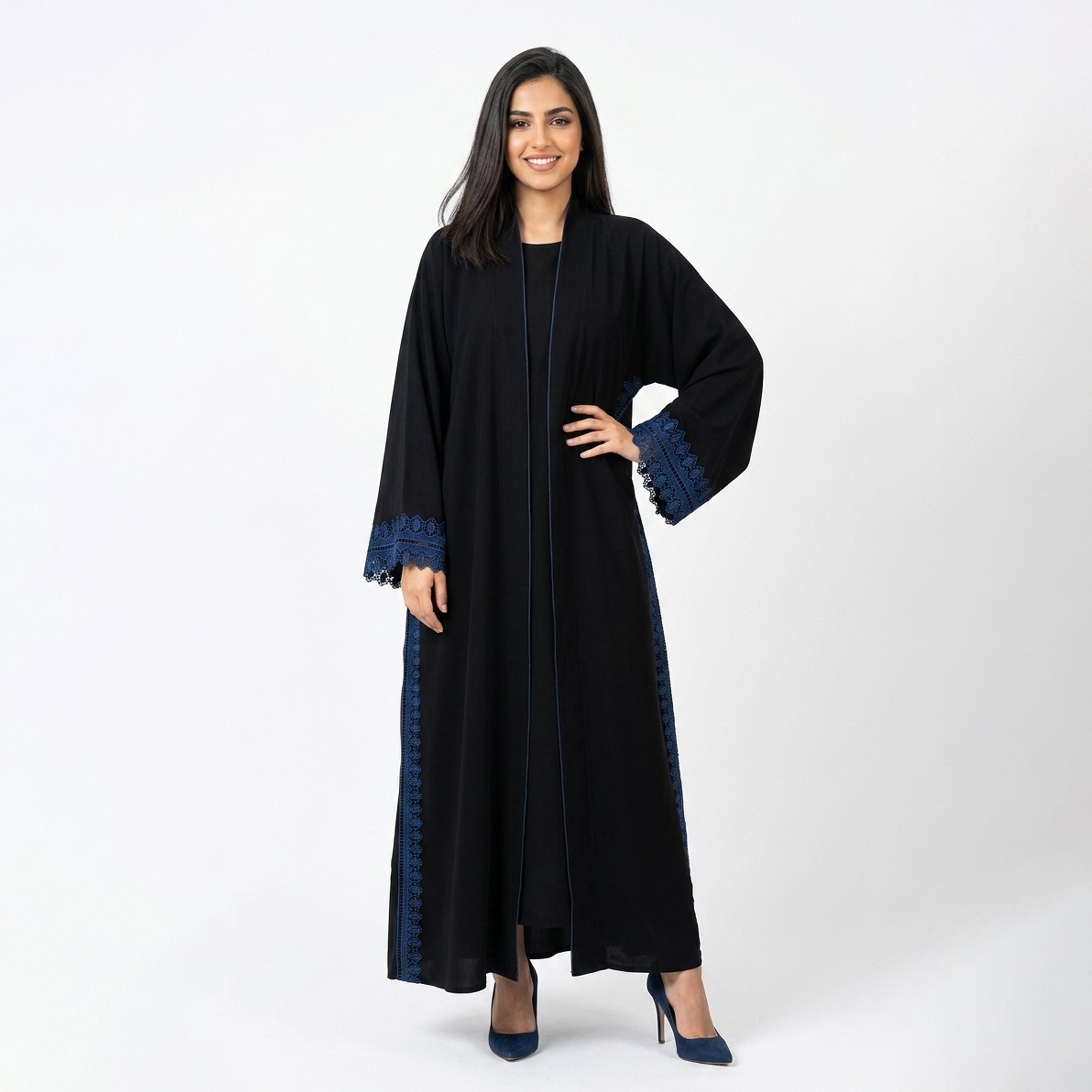 عباءة كتان بأكمام واسعة ومزينة بدانتيل مطرز سوداء للنساء من حوراء-women-arabicclothing-abayas-image-6
