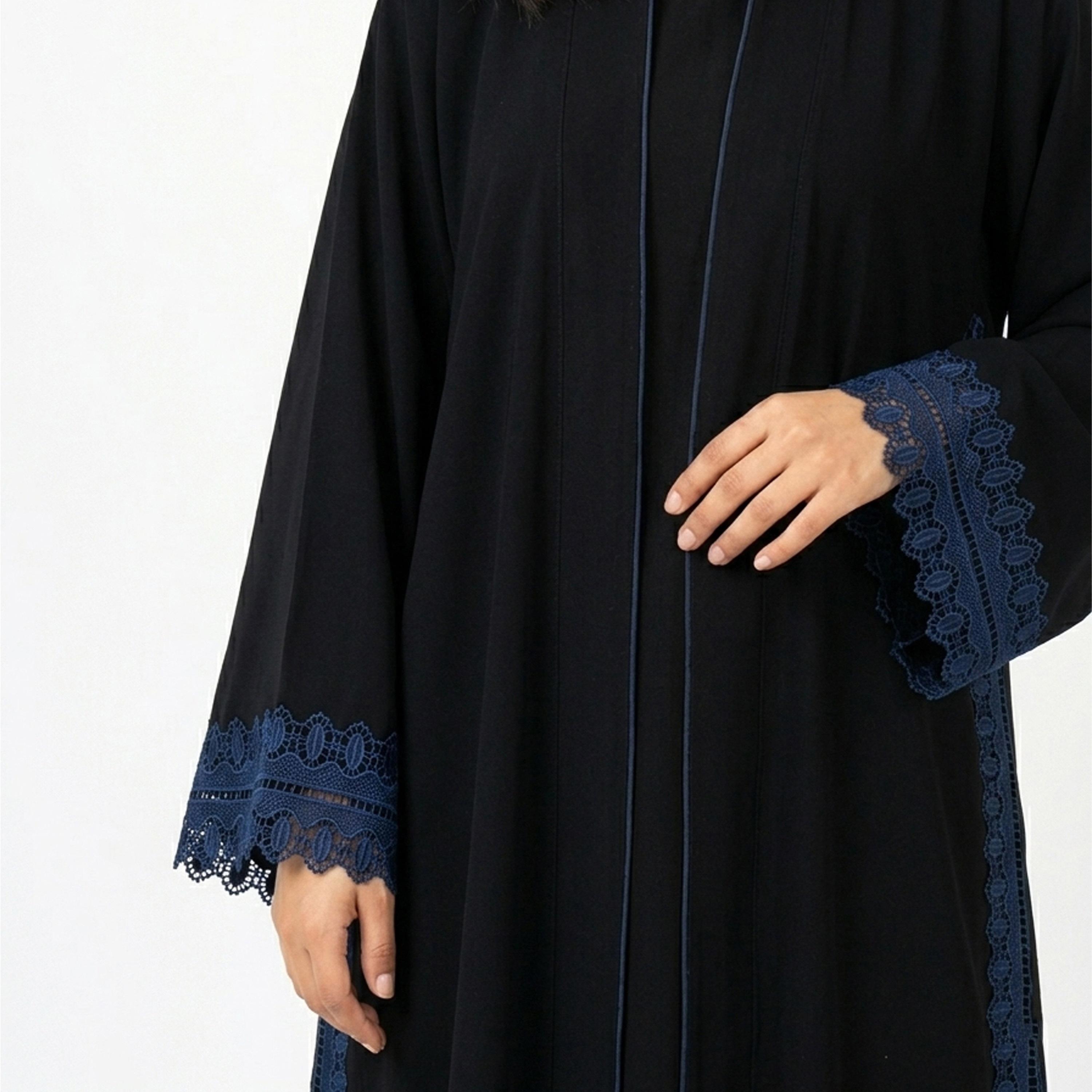 عباءة كتان بأكمام واسعة ومزينة بدانتيل مطرز سوداء للنساء من حوراء-women-arabicclothing-abayas-image-7