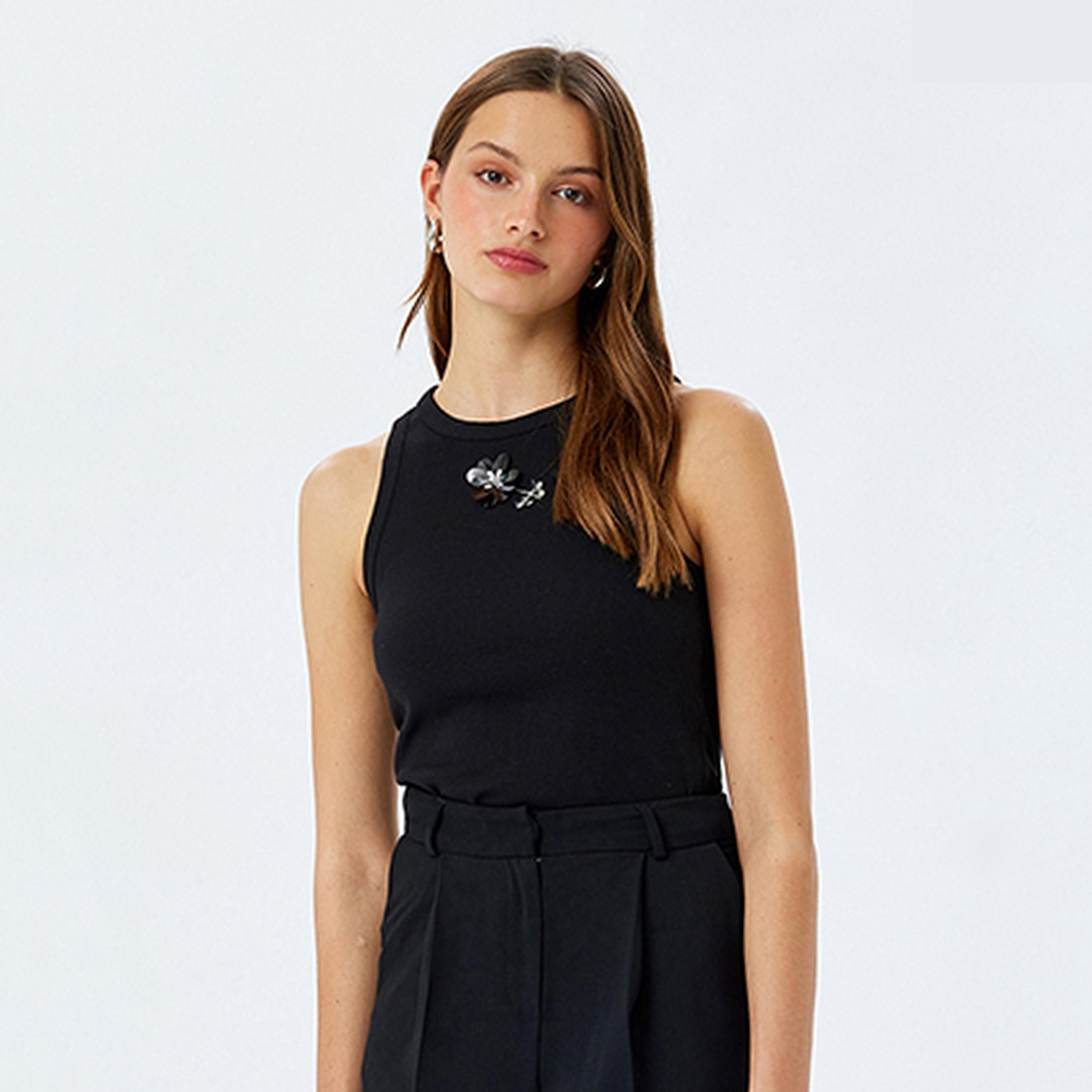 توب نسائي بدون أكمام بياقة دائرية وتفاصيل ترتر أسود من كوتون.-women-clothing-shirtsandblouses-blouses-image-1