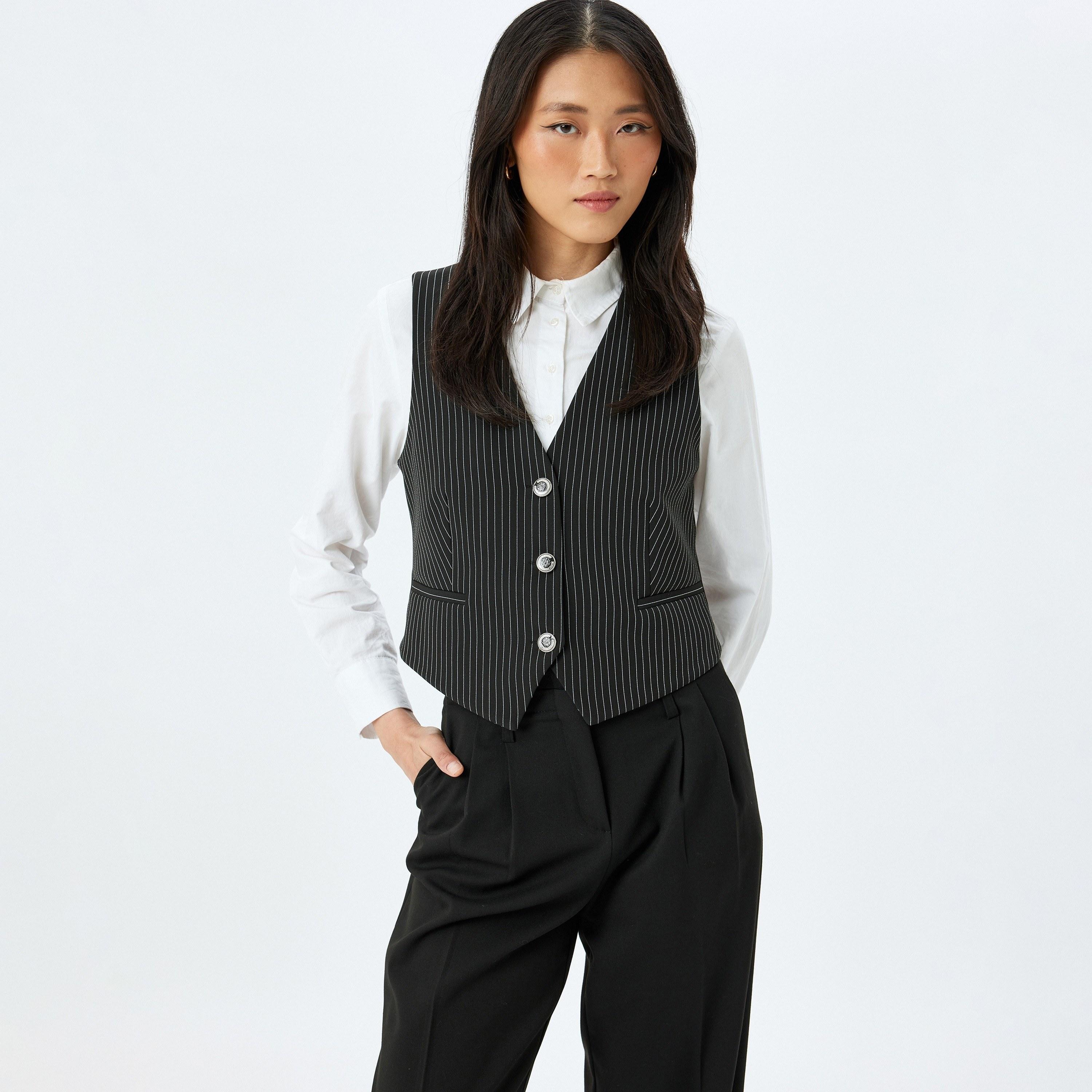 سترة نسائية بدون أكمام من كوتون السوداء المخططة برقبة V-women-winterwear-coatsandjackets-waistcoats-image-2
