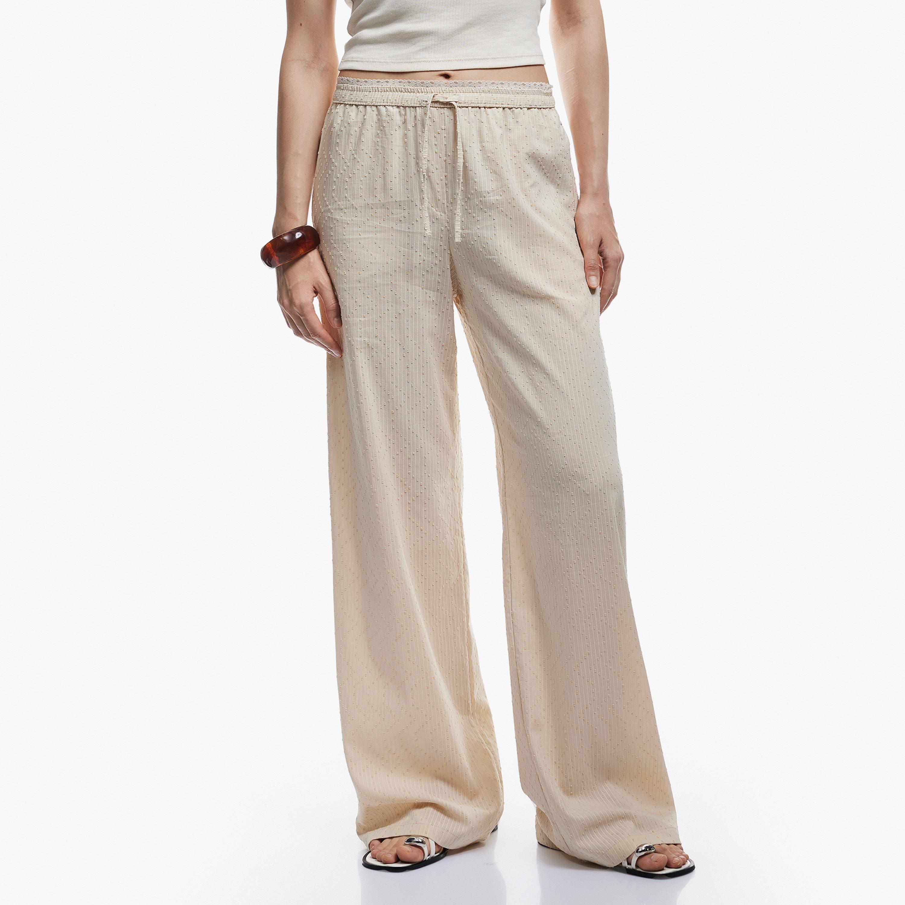 بنطال نسائي مخطط وبارز الملمس بقصة أرجل واسعة وخصر برباط بلون بيج من كوتون-women-clothing-bottoms-trousers-image-1