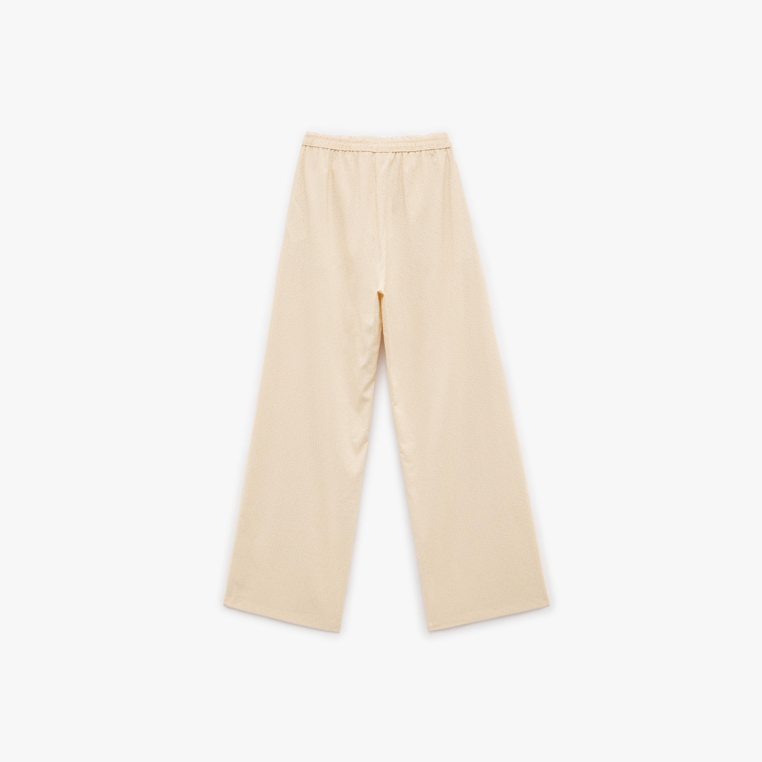 بنطال نسائي مخطط وبارز الملمس بقصة أرجل واسعة وخصر برباط بلون بيج من كوتون-women-clothing-bottoms-trousers-image-5