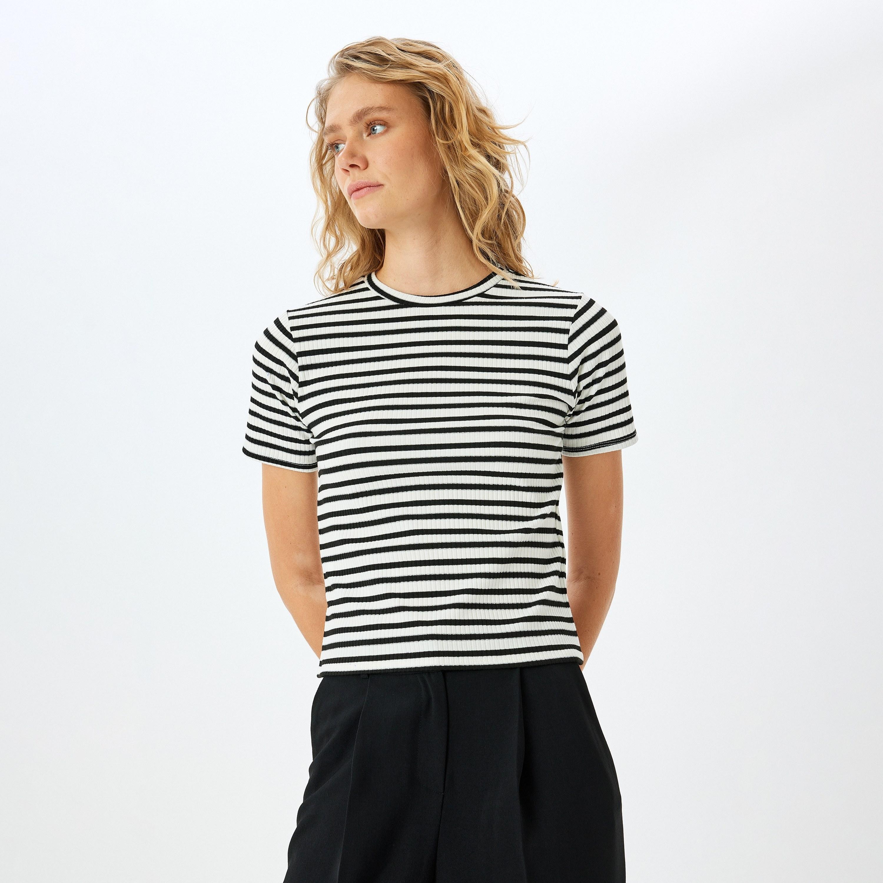 كوتون بلاك مخطط برقبة قصيرة بأكمام قصيرة للنساء-women-clothing-tshirts-image-1
