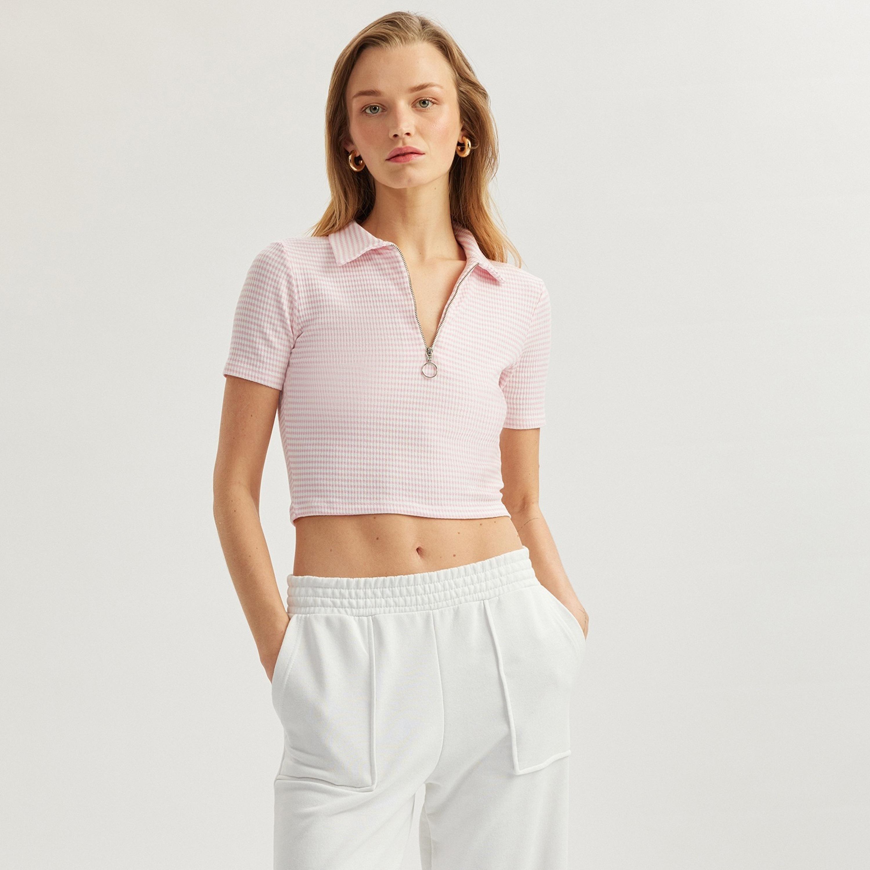 قميص نسائي بأكمام قصيرة بلون وردي مخطط بياقة قصيرة-women-clothing-tshirts-image-1