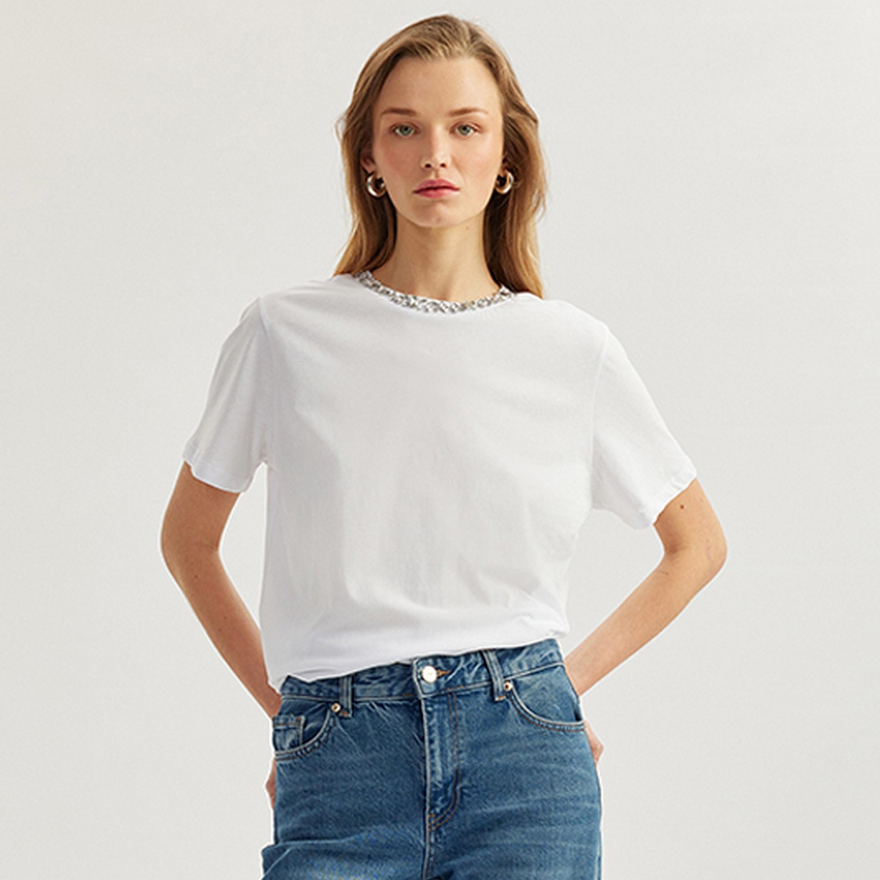تيشيرت نسائي بأكمام قصيرة وياقة دائرية وتفاصيل كريستال باللون الأبيض من كوتون.-women-clothing-tshirts-image-1