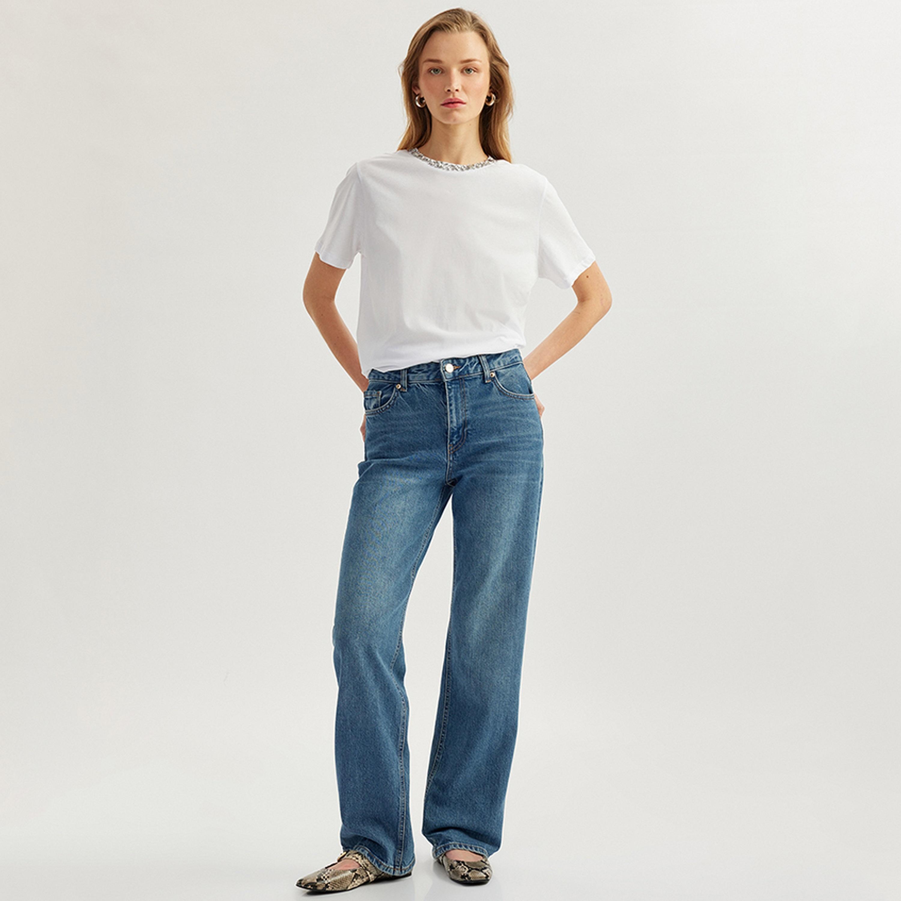 تيشيرت نسائي بأكمام قصيرة وياقة دائرية وتفاصيل كريستال باللون الأبيض من كوتون.-women-clothing-tshirts-image-2