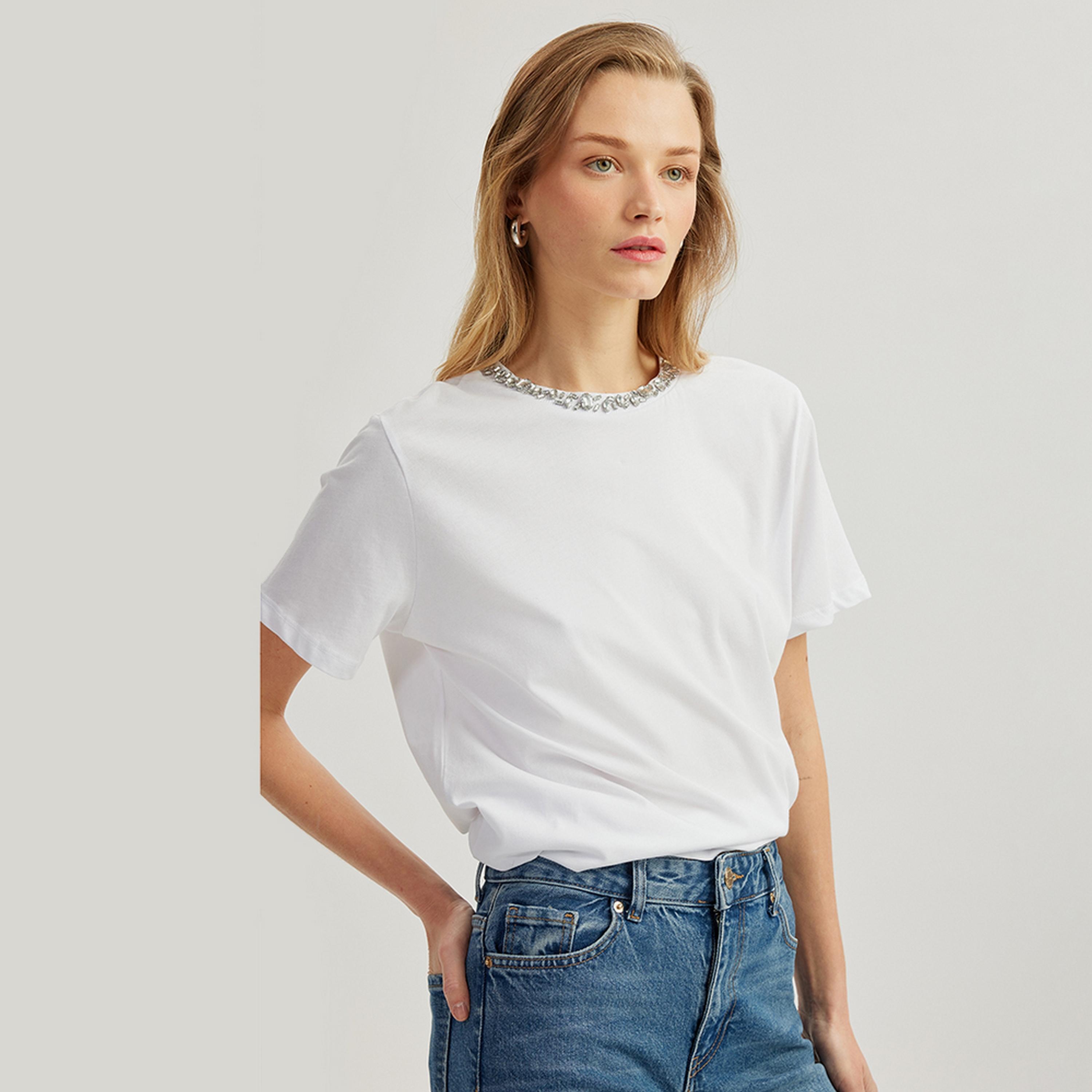 تيشيرت نسائي بأكمام قصيرة وياقة دائرية وتفاصيل كريستال باللون الأبيض من كوتون.-women-clothing-tshirts-image-3