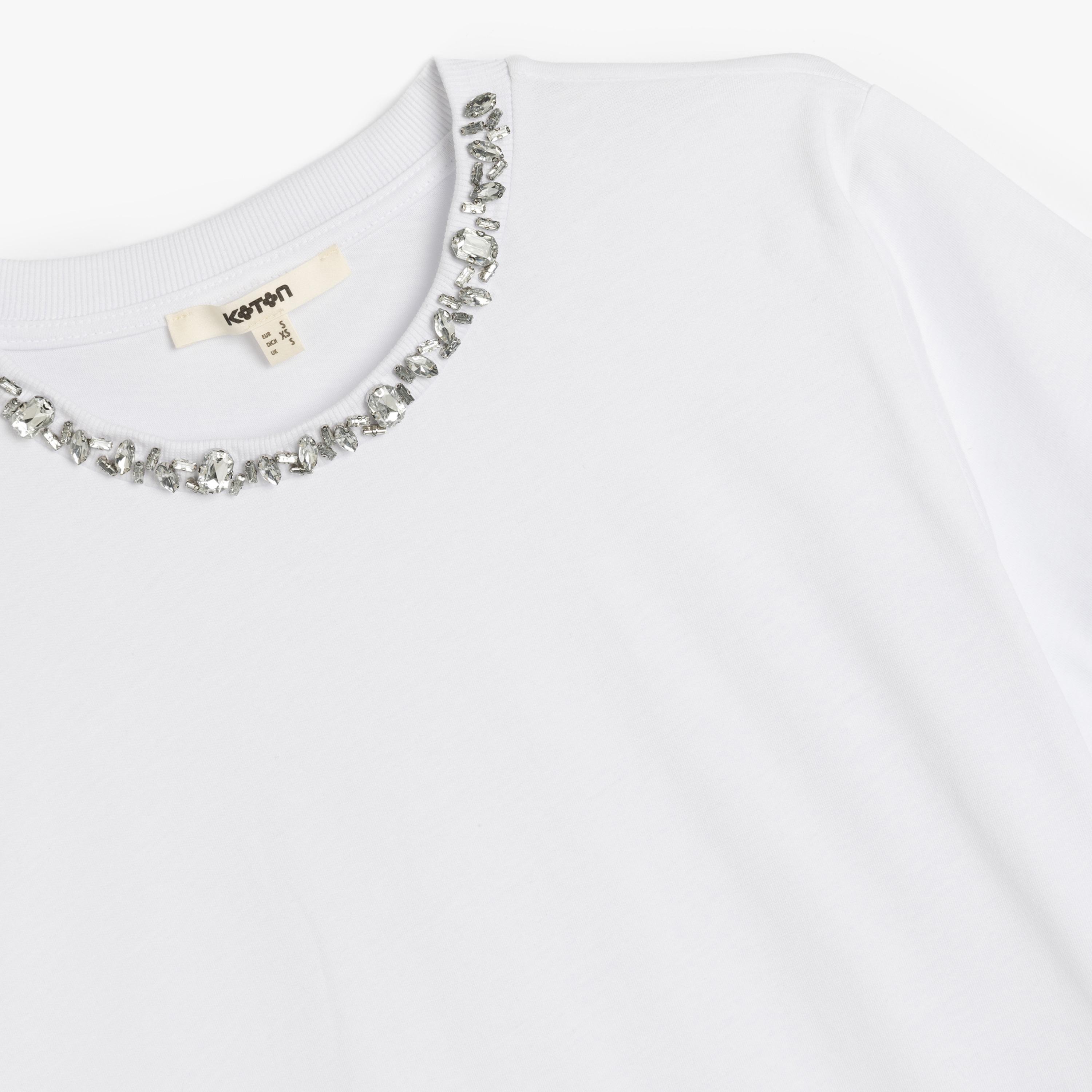 تيشيرت نسائي بأكمام قصيرة وياقة دائرية وتفاصيل كريستال باللون الأبيض من كوتون.-women-clothing-tshirts-image-4