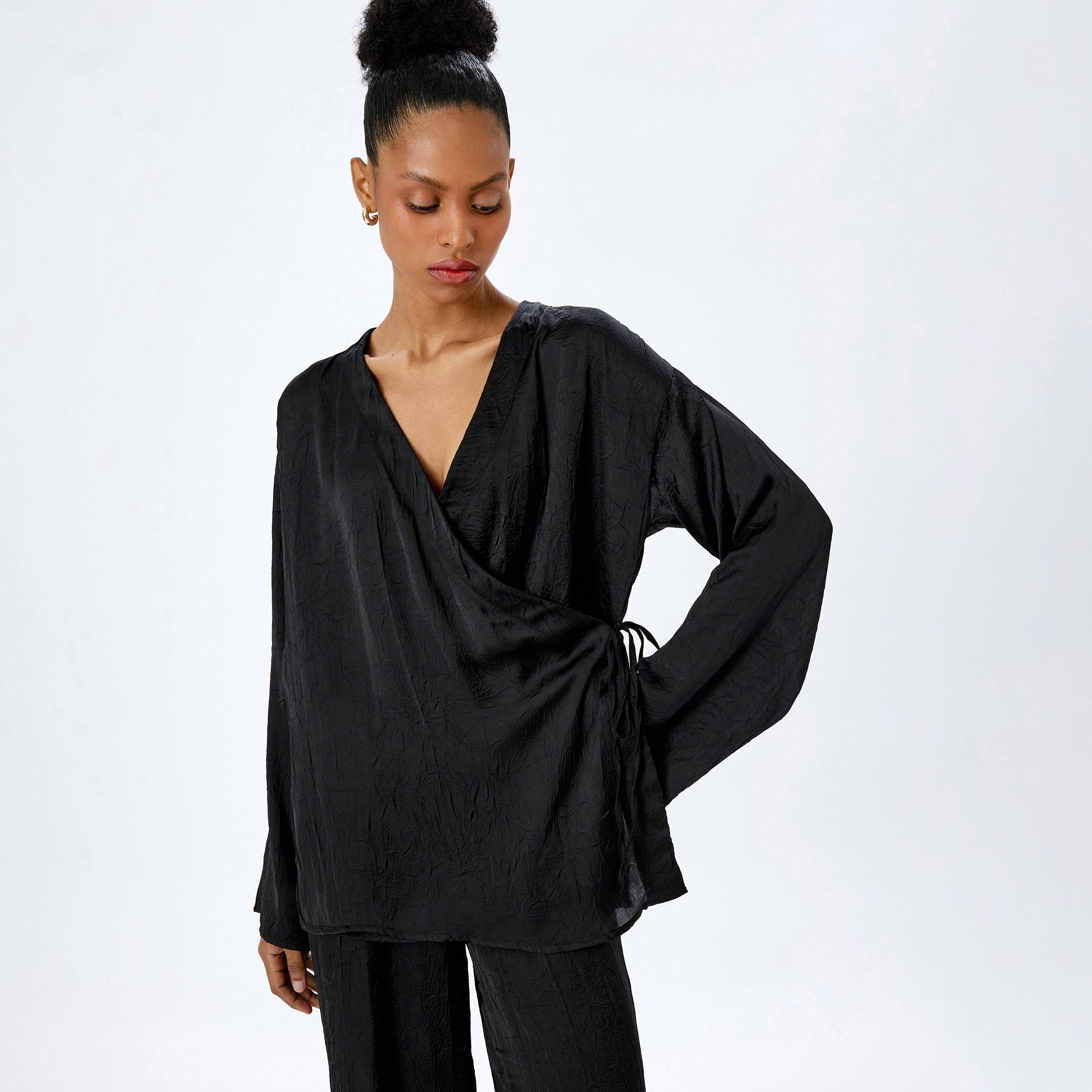 قميص كيمونو نسائي بأكمام طويلة من الساتان الأسود المجعد برقبة V-women-clothing-shirtsandblouses-blouses-image-1