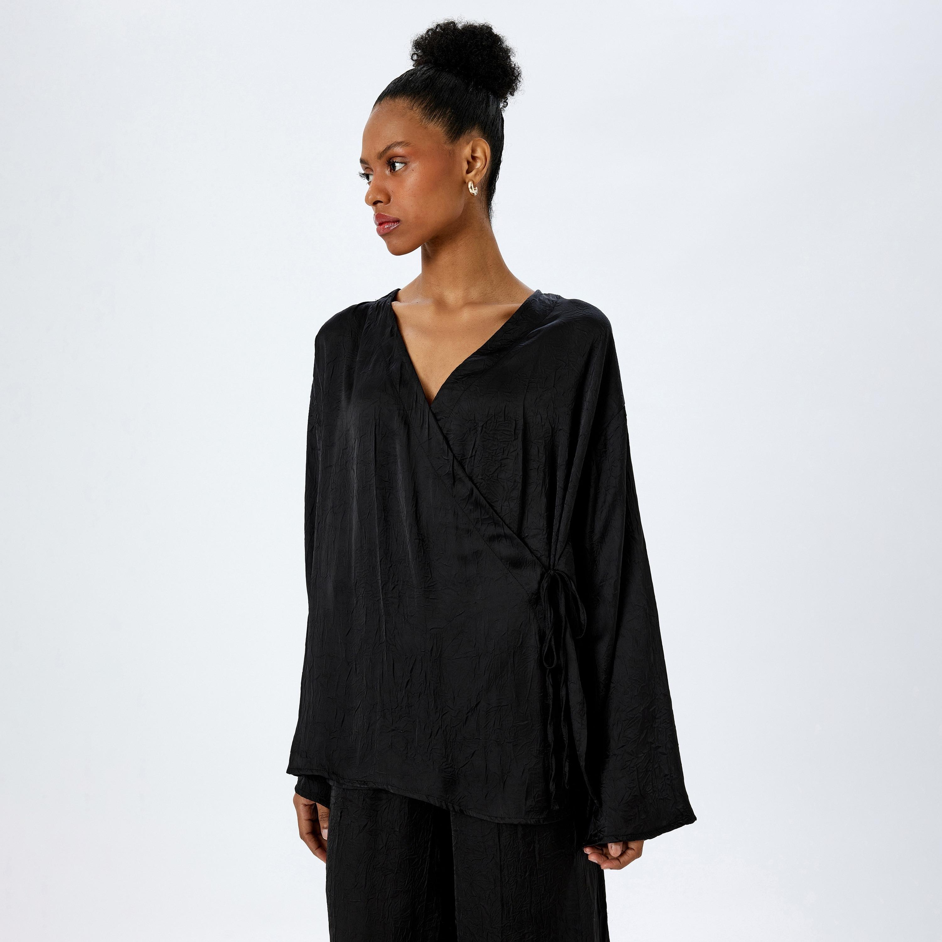 قميص كيمونو نسائي بأكمام طويلة من الساتان الأسود المجعد برقبة V-women-clothing-shirtsandblouses-blouses-image-2