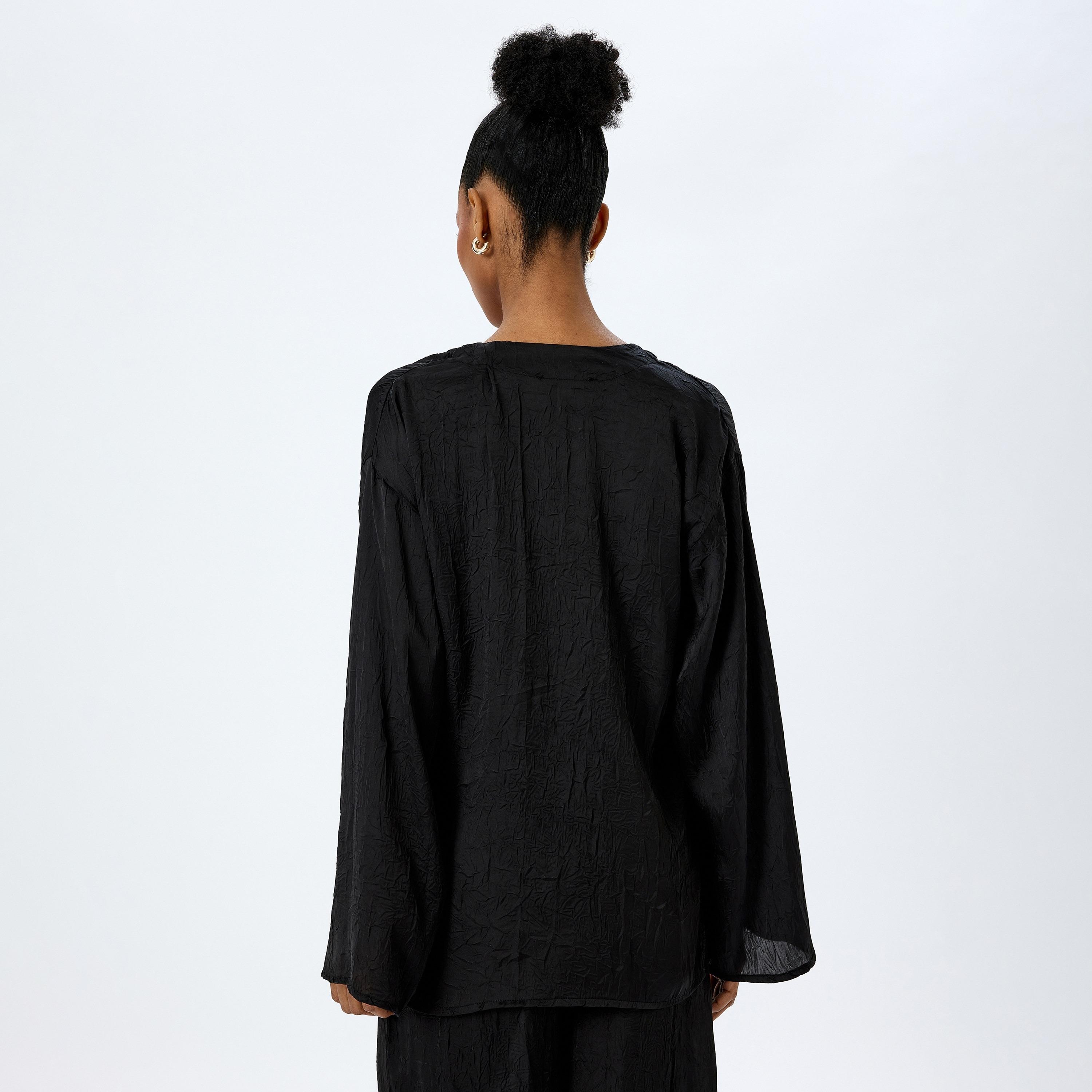 قميص كيمونو نسائي بأكمام طويلة من الساتان الأسود المجعد برقبة V-women-clothing-shirtsandblouses-blouses-image-3