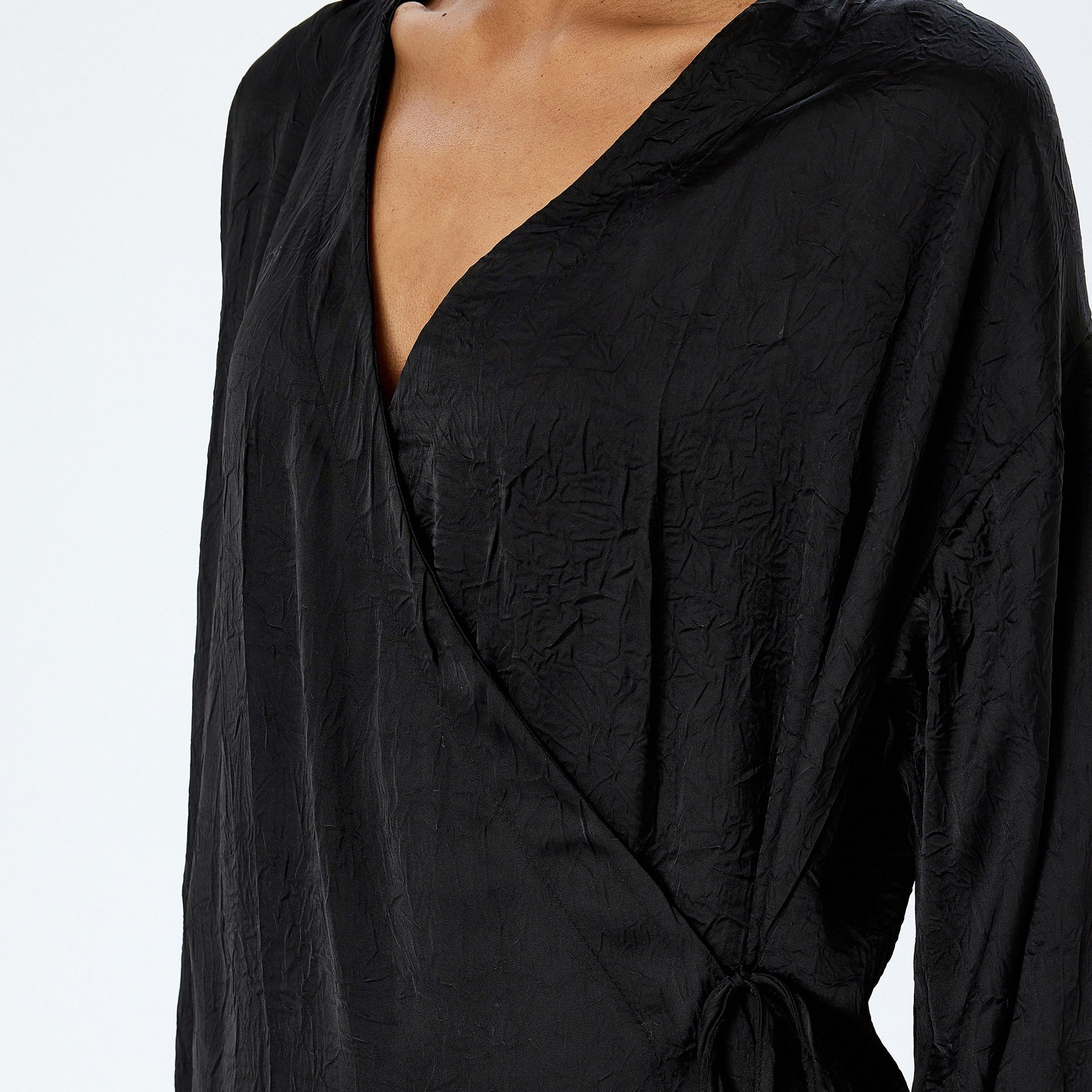 قميص كيمونو نسائي بأكمام طويلة من الساتان الأسود المجعد برقبة V-women-clothing-shirtsandblouses-blouses-image-4