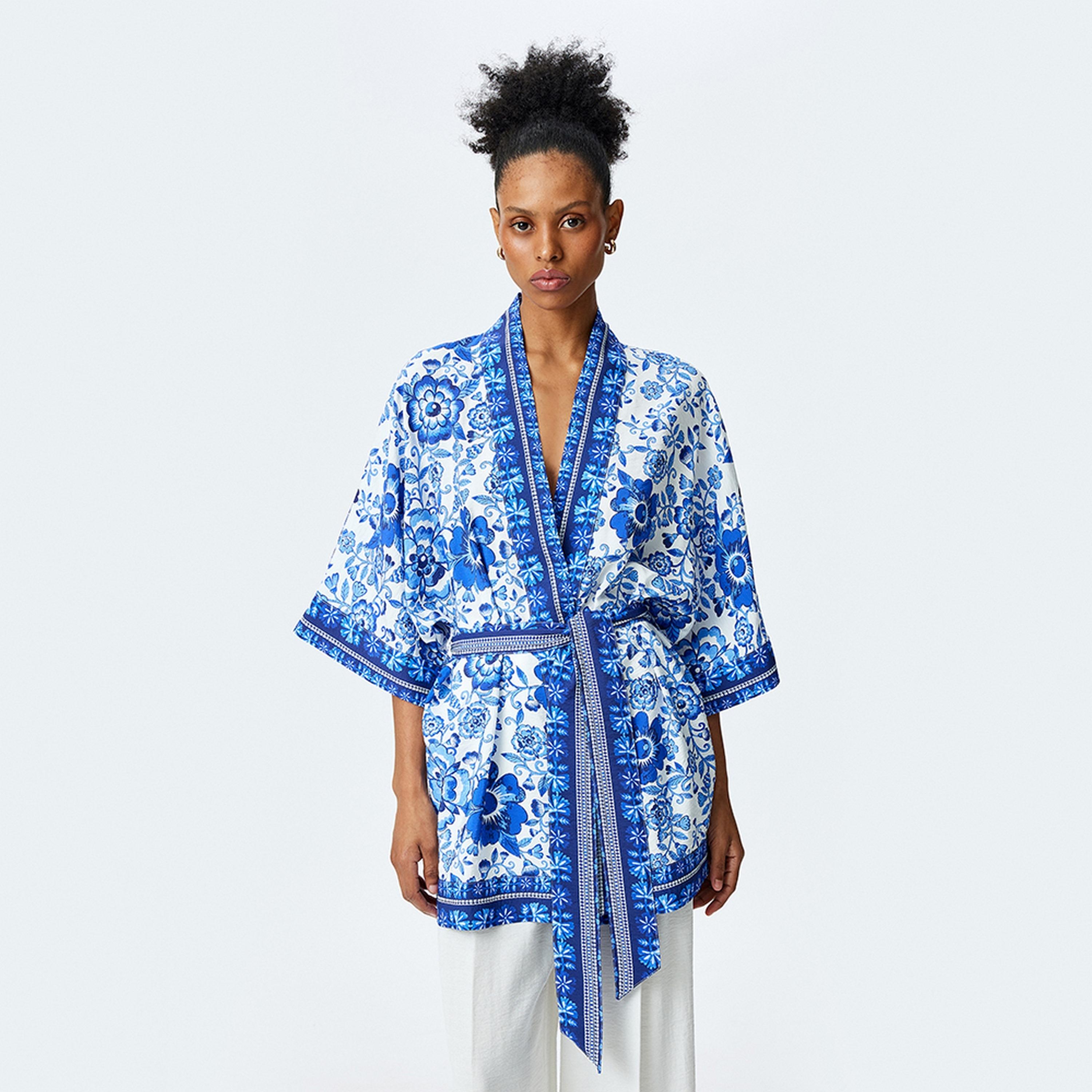 كيمونو نسائي بطبعة زهور زرقاء مع شال وأكمام ثلاثة أرباع وحزام من كوتون.-women-clothing-shirtsandblouses-blouses-image-1
