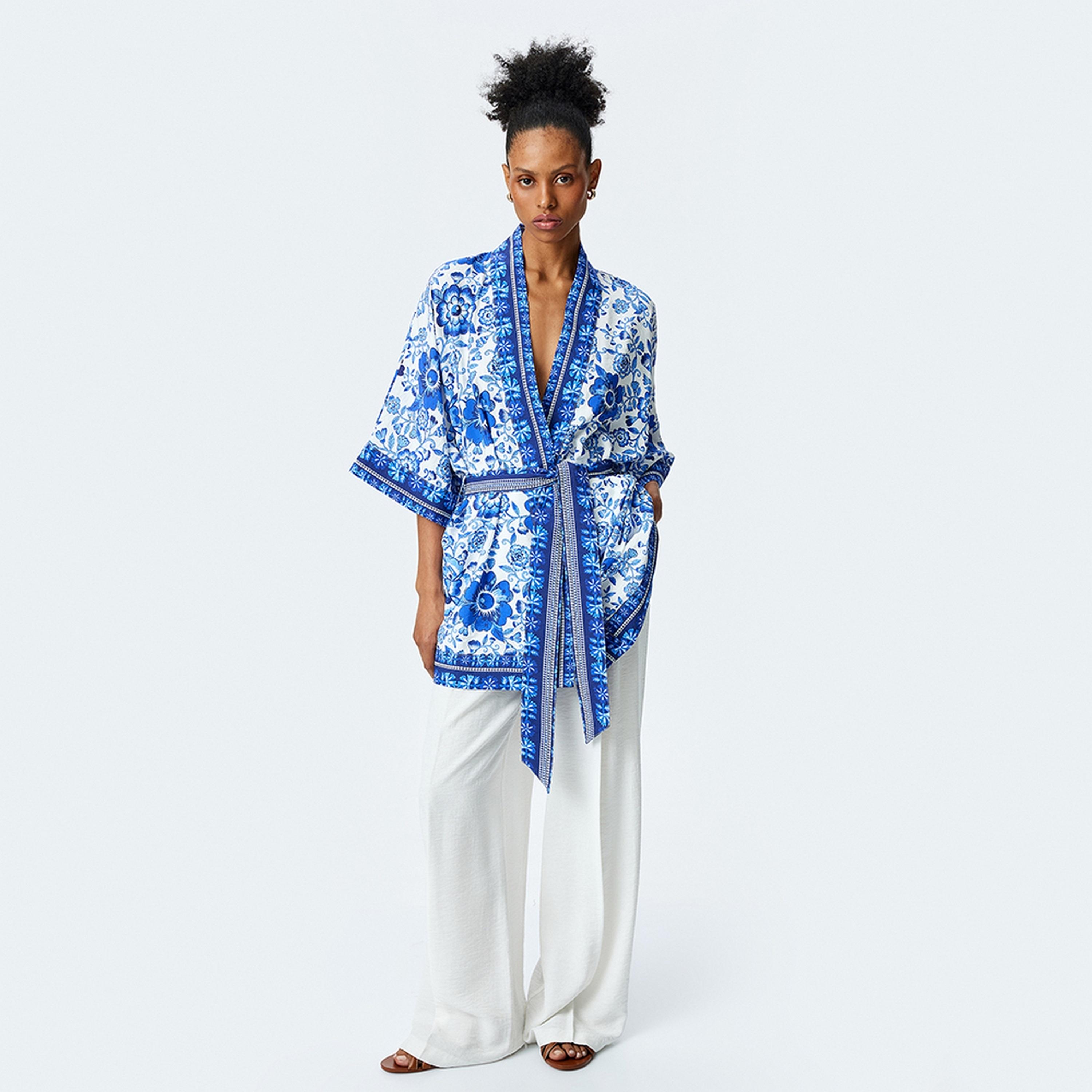 كيمونو نسائي بطبعة زهور زرقاء مع شال وأكمام ثلاثة أرباع وحزام من كوتون.-women-clothing-shirtsandblouses-blouses-image-2