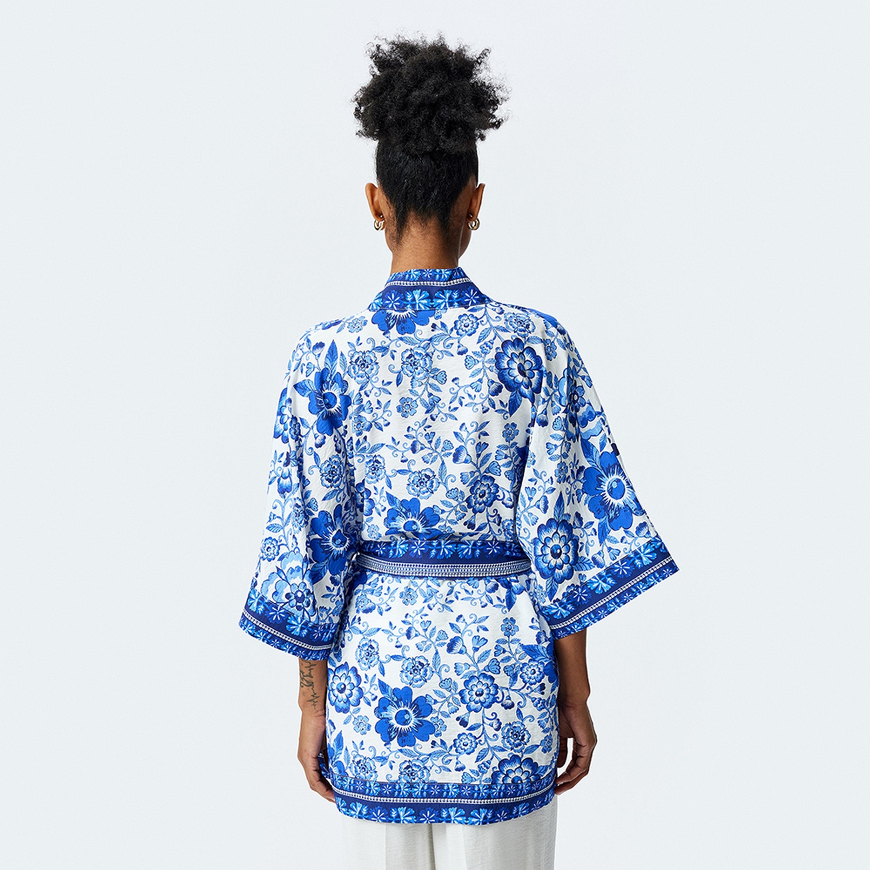 كيمونو نسائي بطبعة زهور زرقاء مع شال وأكمام ثلاثة أرباع وحزام من كوتون.-women-clothing-shirtsandblouses-blouses-image-3