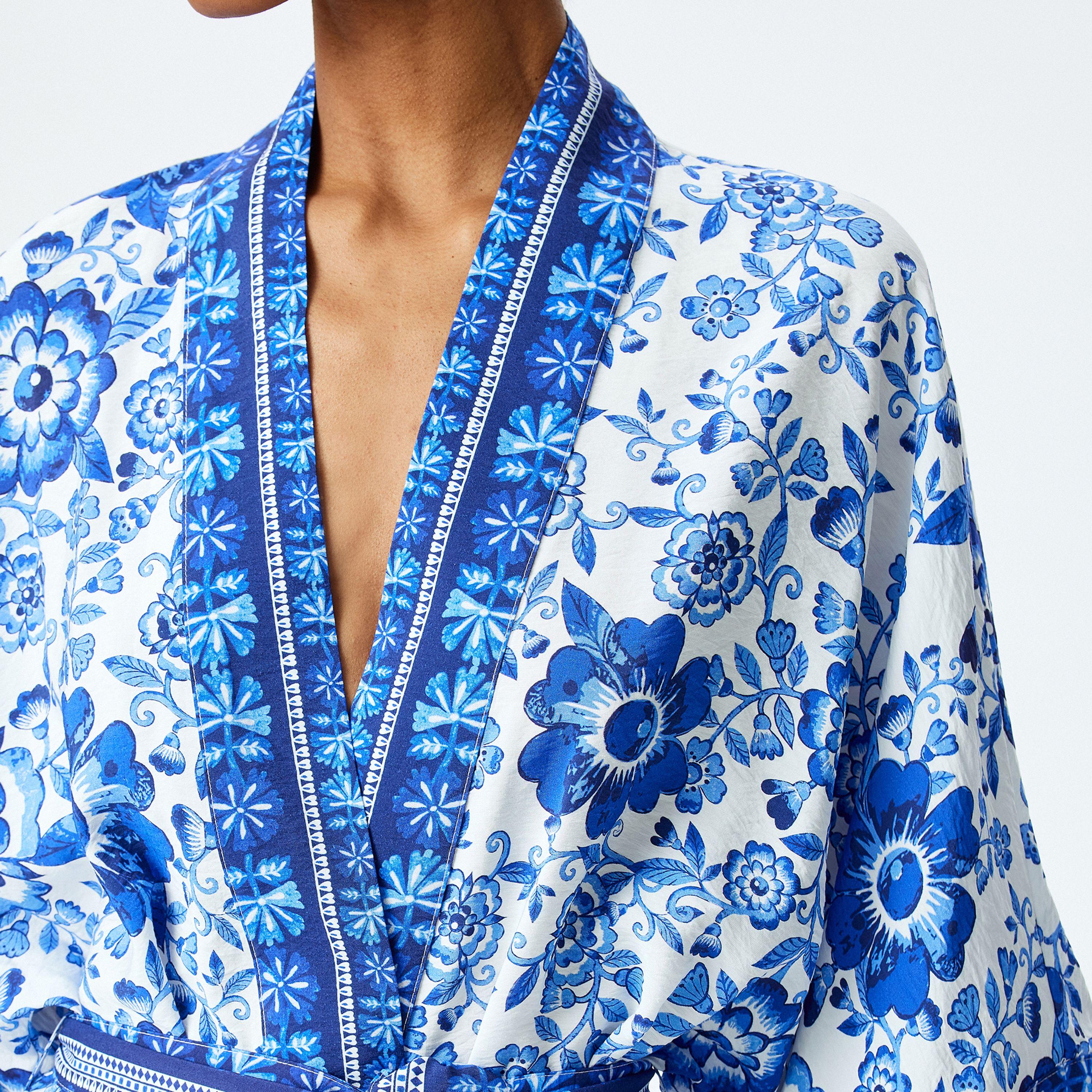 كيمونو نسائي بطبعة زهور زرقاء مع شال وأكمام ثلاثة أرباع وحزام من كوتون.-women-clothing-shirtsandblouses-blouses-image-4