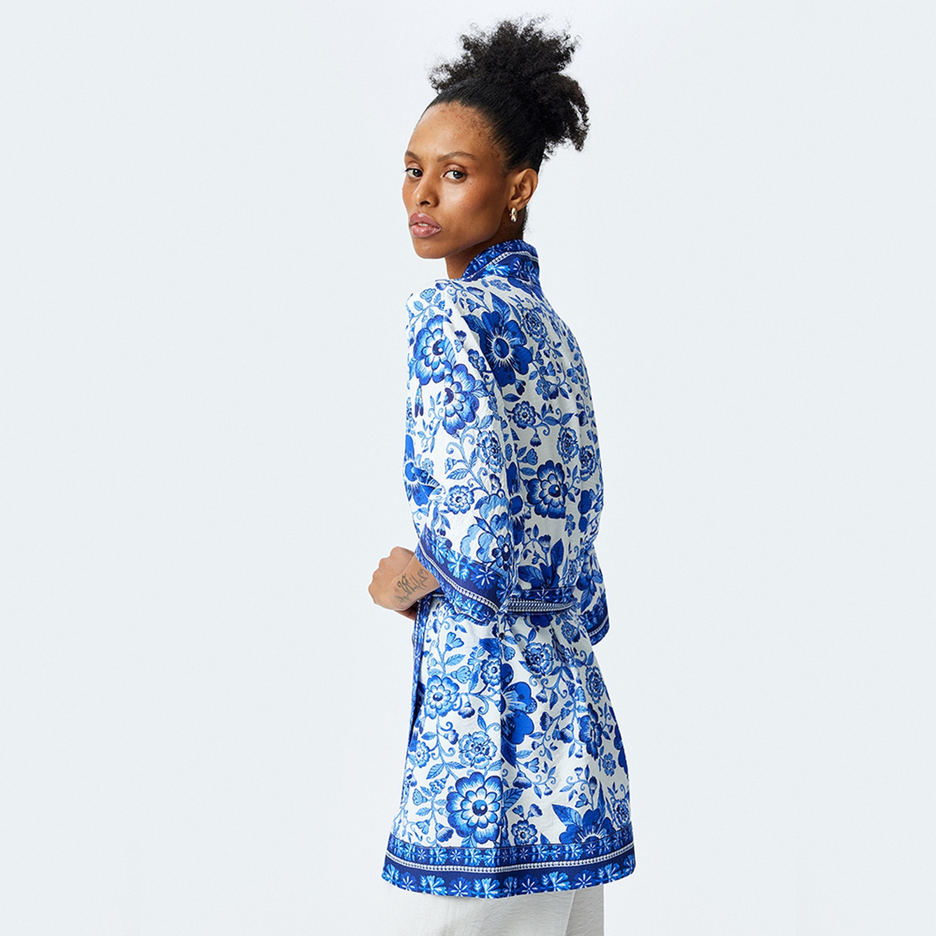 كيمونو نسائي بطبعة زهور زرقاء مع شال وأكمام ثلاثة أرباع وحزام من كوتون.-women-clothing-shirtsandblouses-blouses-image-5