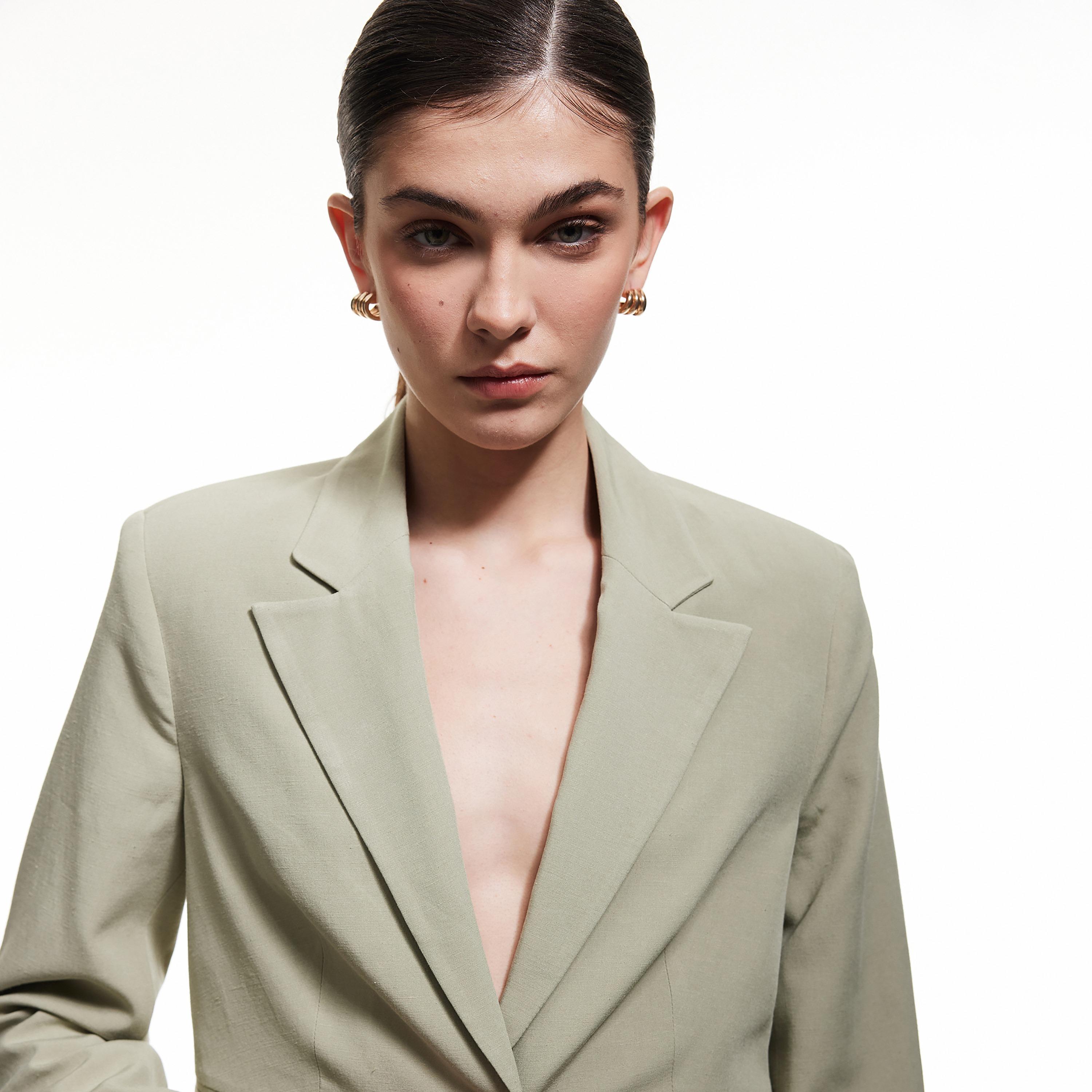 بلازر كروپ نسائي بياقة طية صدر بلون أخضر من كوتون-women-clothing-coatsandjackets-blazers-image-3