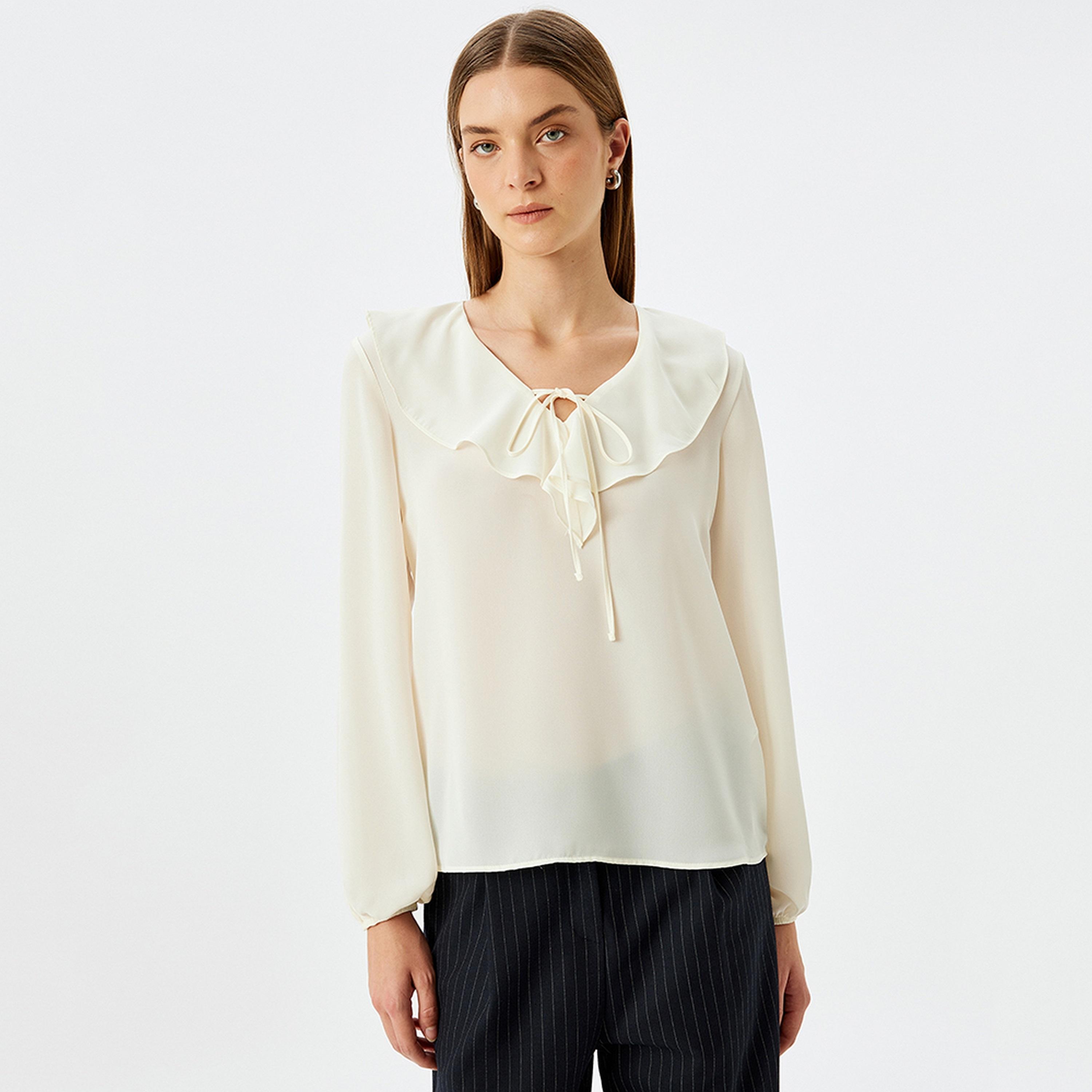 توب نسائي بأكمام طويلة وياقة على شكل حرف V باللون الكريمي من كوتون.-women-clothing-shirtsandblouses-blouses-image-1