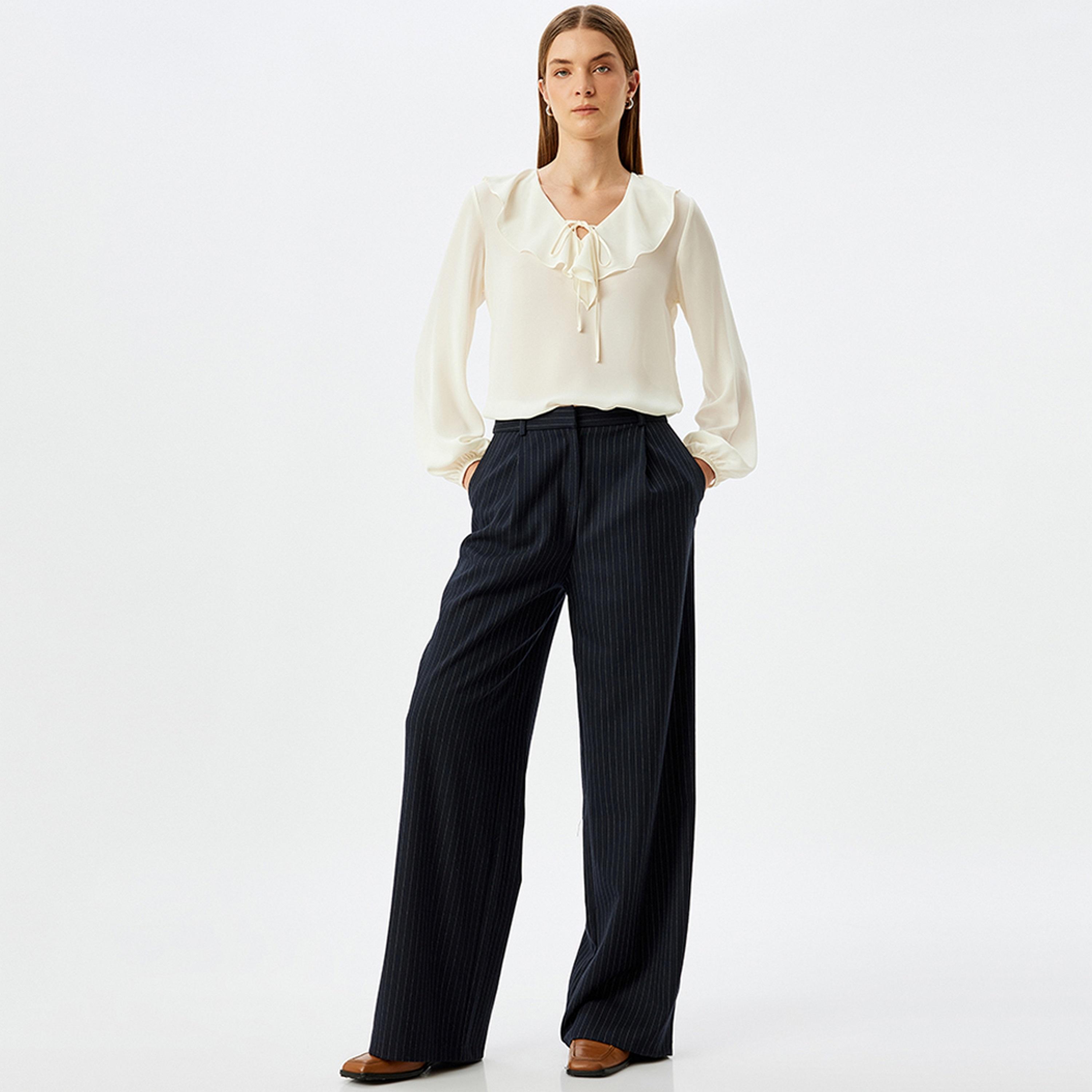 توب نسائي بأكمام طويلة وياقة على شكل حرف V باللون الكريمي من كوتون.-women-clothing-shirtsandblouses-blouses-image-2