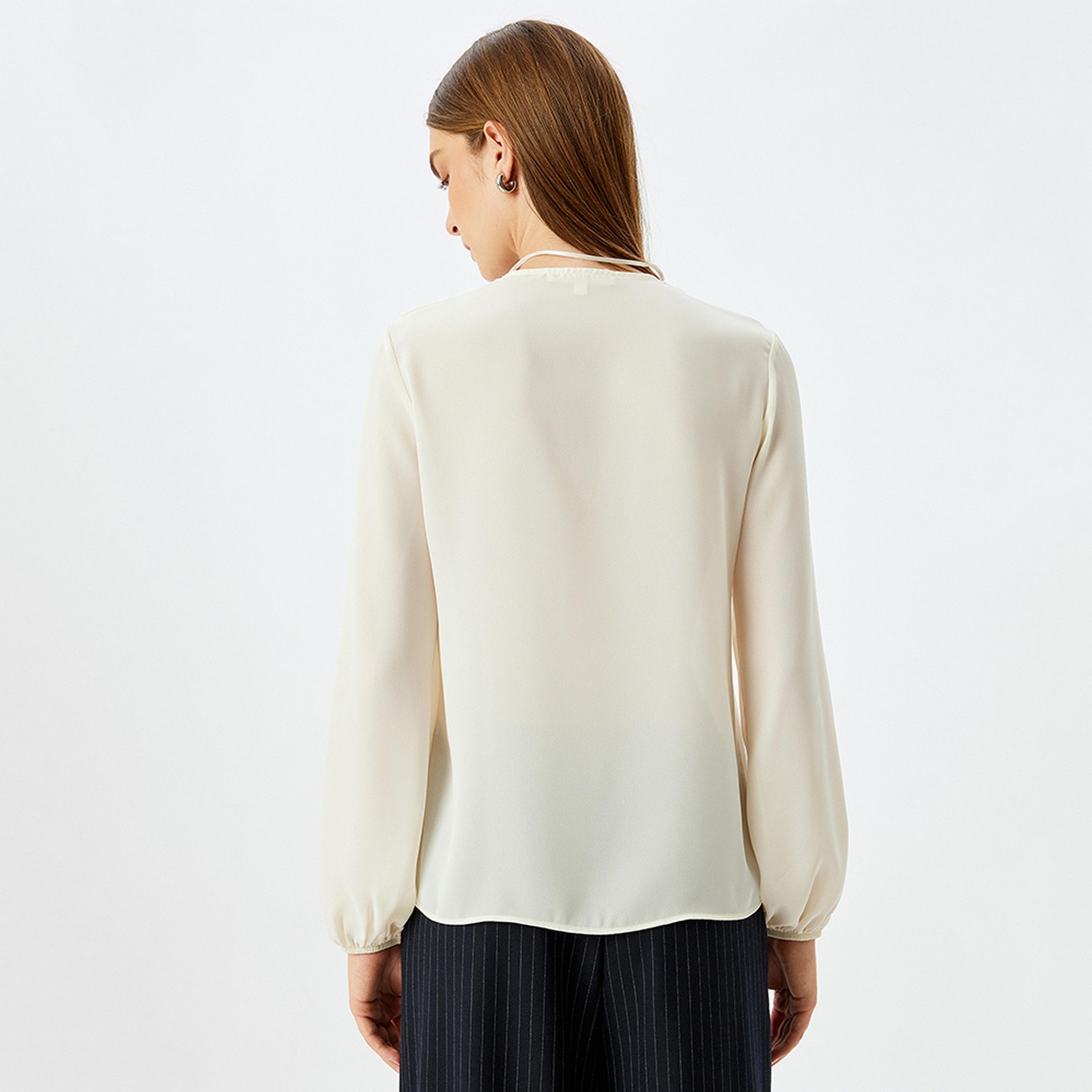 توب نسائي بأكمام طويلة وياقة على شكل حرف V باللون الكريمي من كوتون.-women-clothing-shirtsandblouses-blouses-image-3