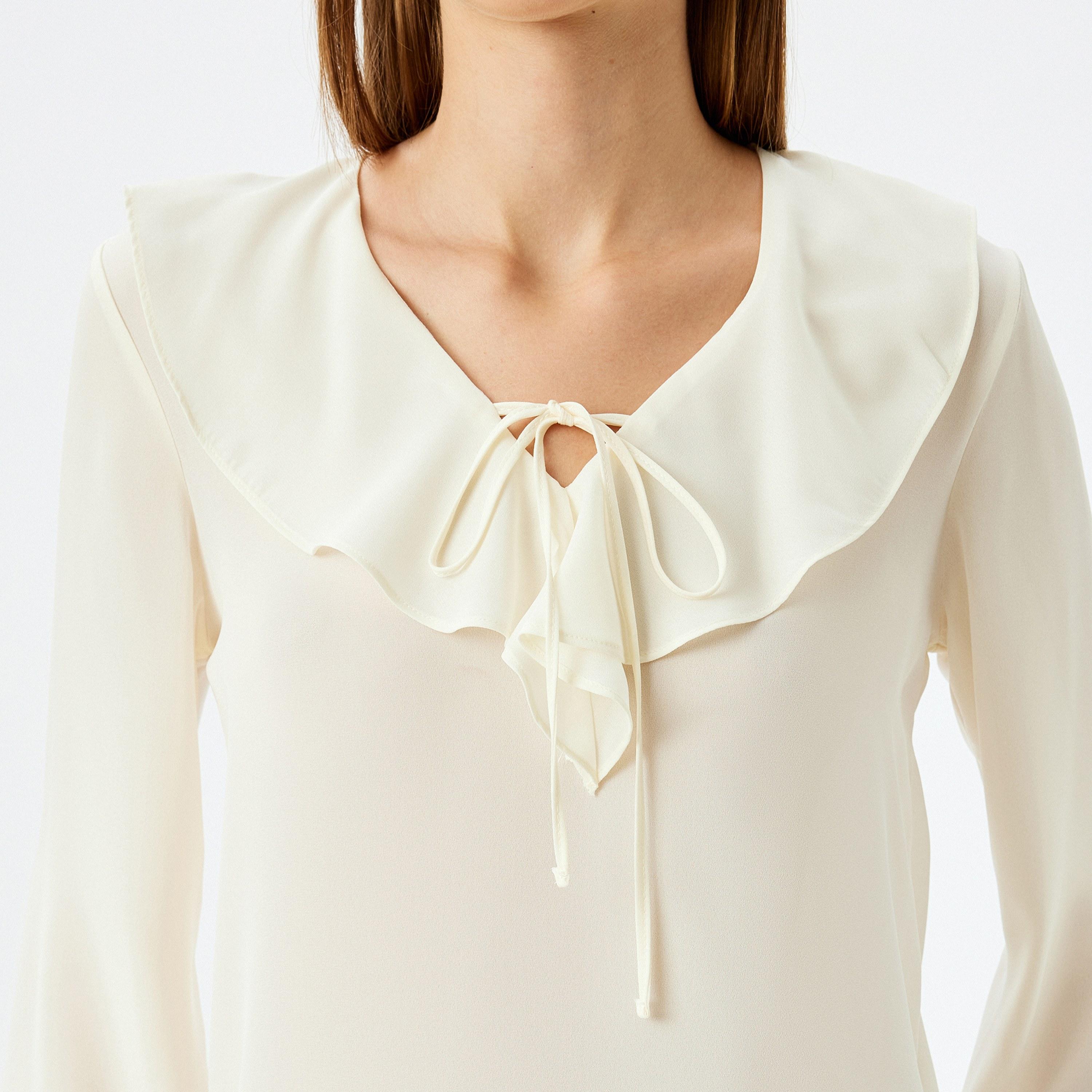 توب نسائي بأكمام طويلة وياقة على شكل حرف V باللون الكريمي من كوتون.-women-clothing-shirtsandblouses-blouses-image-4