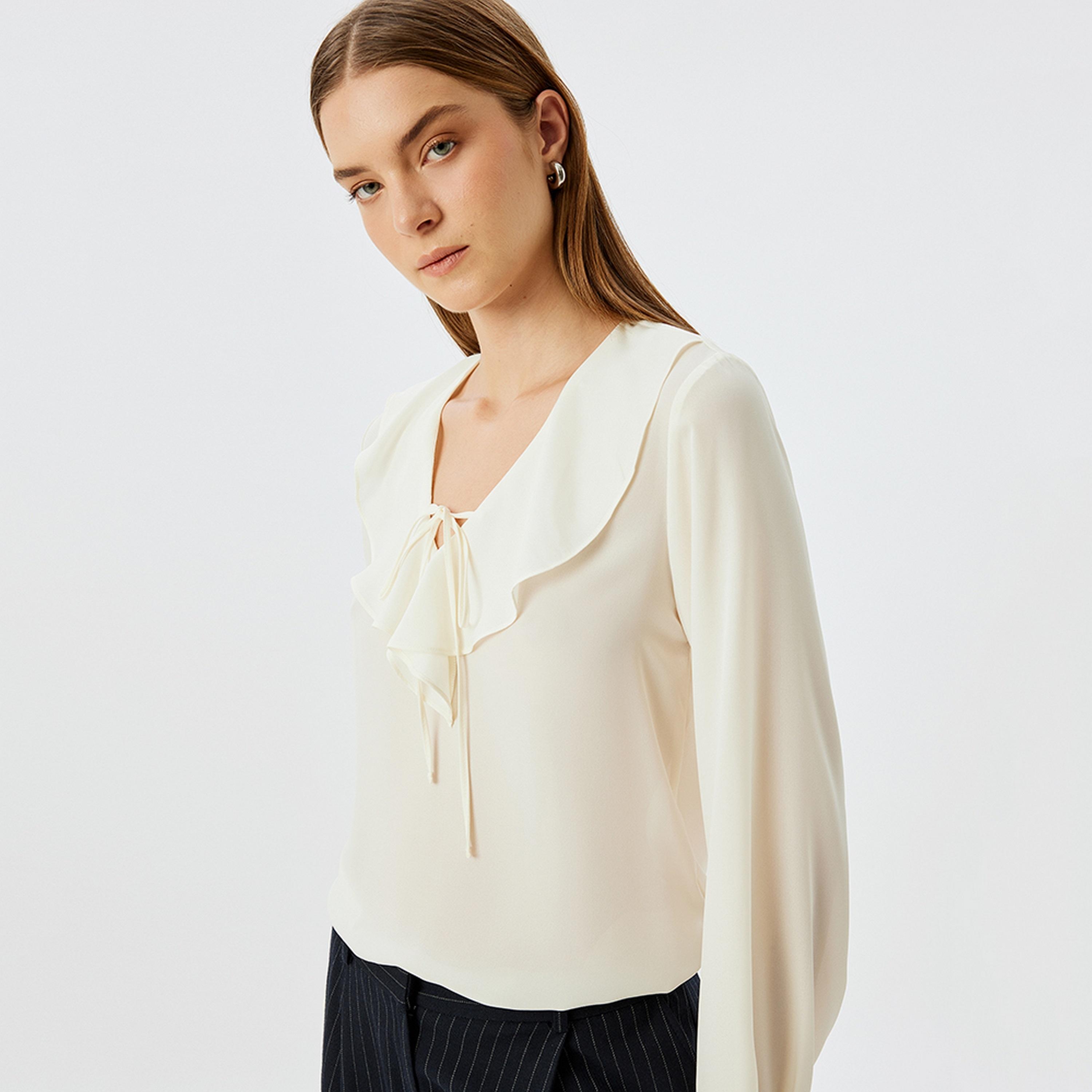 توب نسائي بأكمام طويلة وياقة على شكل حرف V باللون الكريمي من كوتون.-women-clothing-shirtsandblouses-blouses-image-5