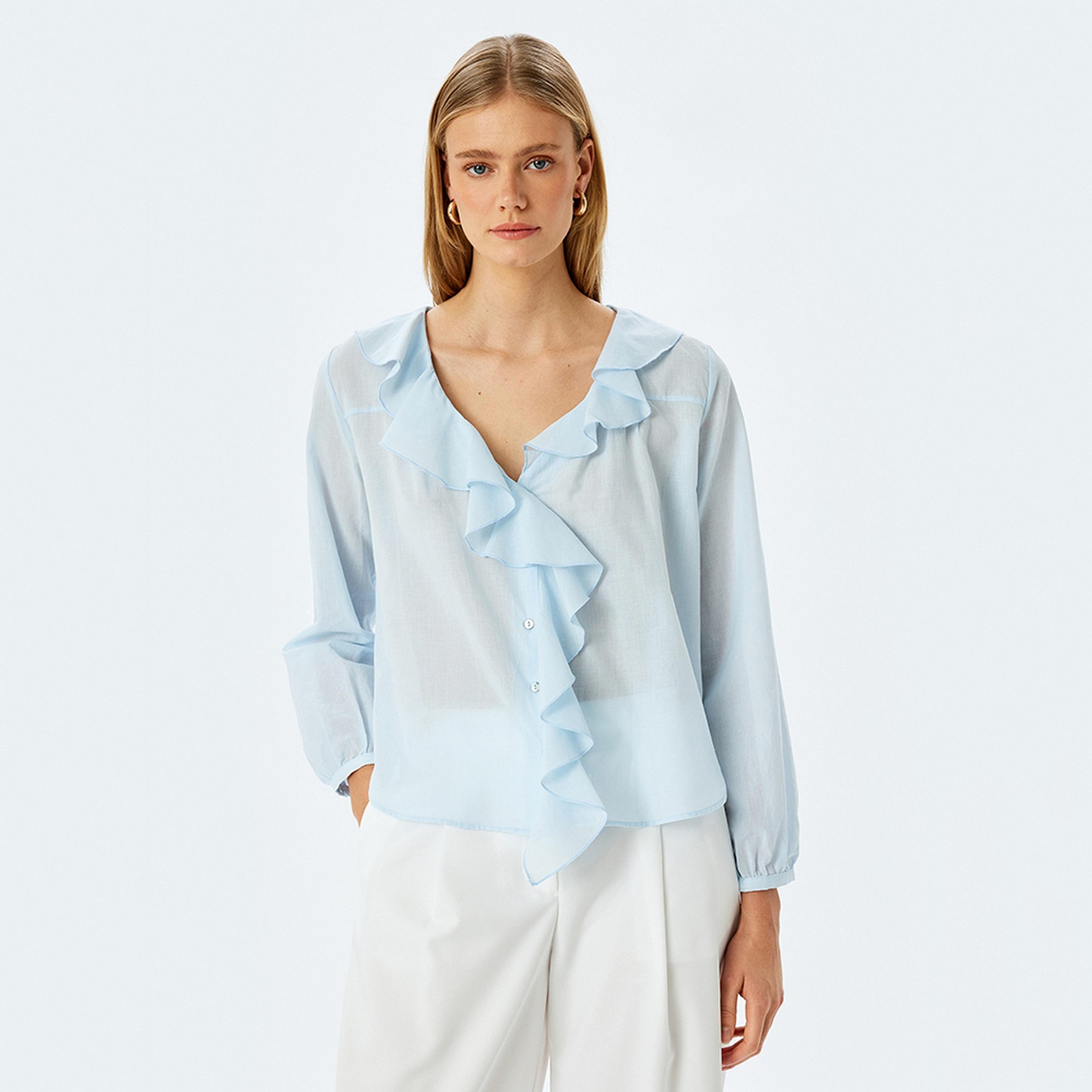 توب نسائي بأكمام طويلة وياقة على شكل حرف V وكشكشة باللون الأزرق من كوتون.-women-clothing-shirtsandblouses-blouses-image-1