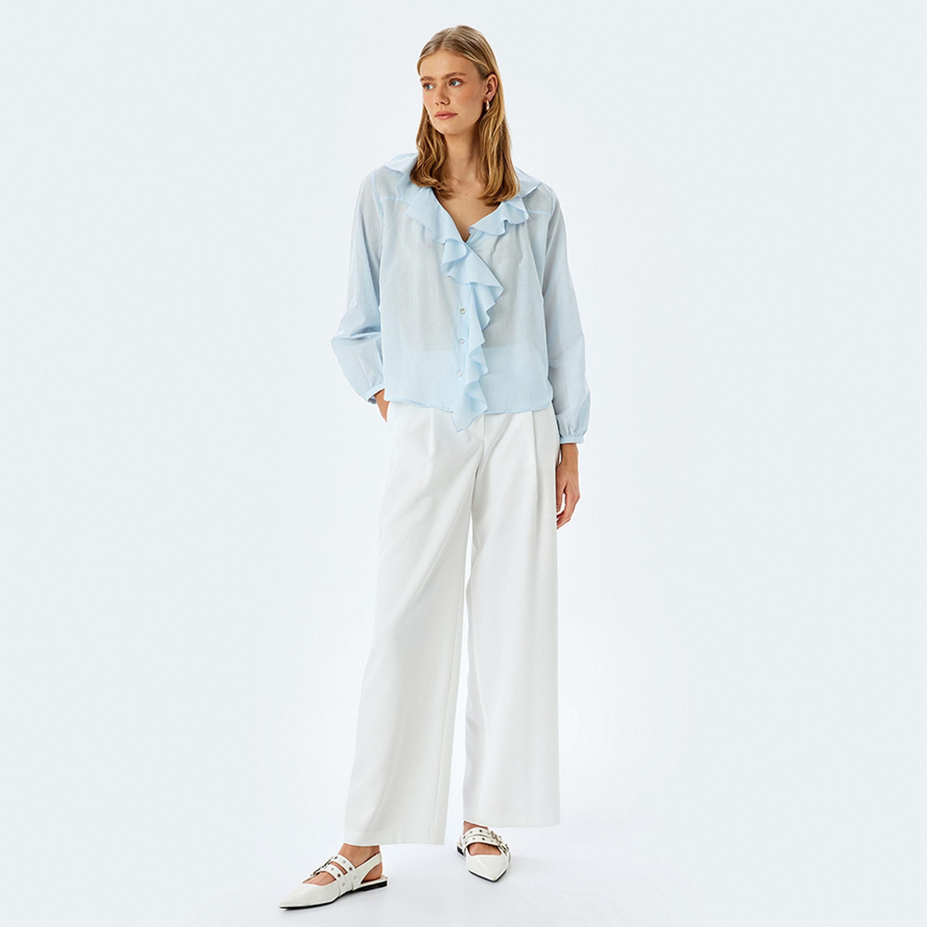 توب نسائي بأكمام طويلة وياقة على شكل حرف V وكشكشة باللون الأزرق من كوتون.-women-clothing-shirtsandblouses-blouses-image-2