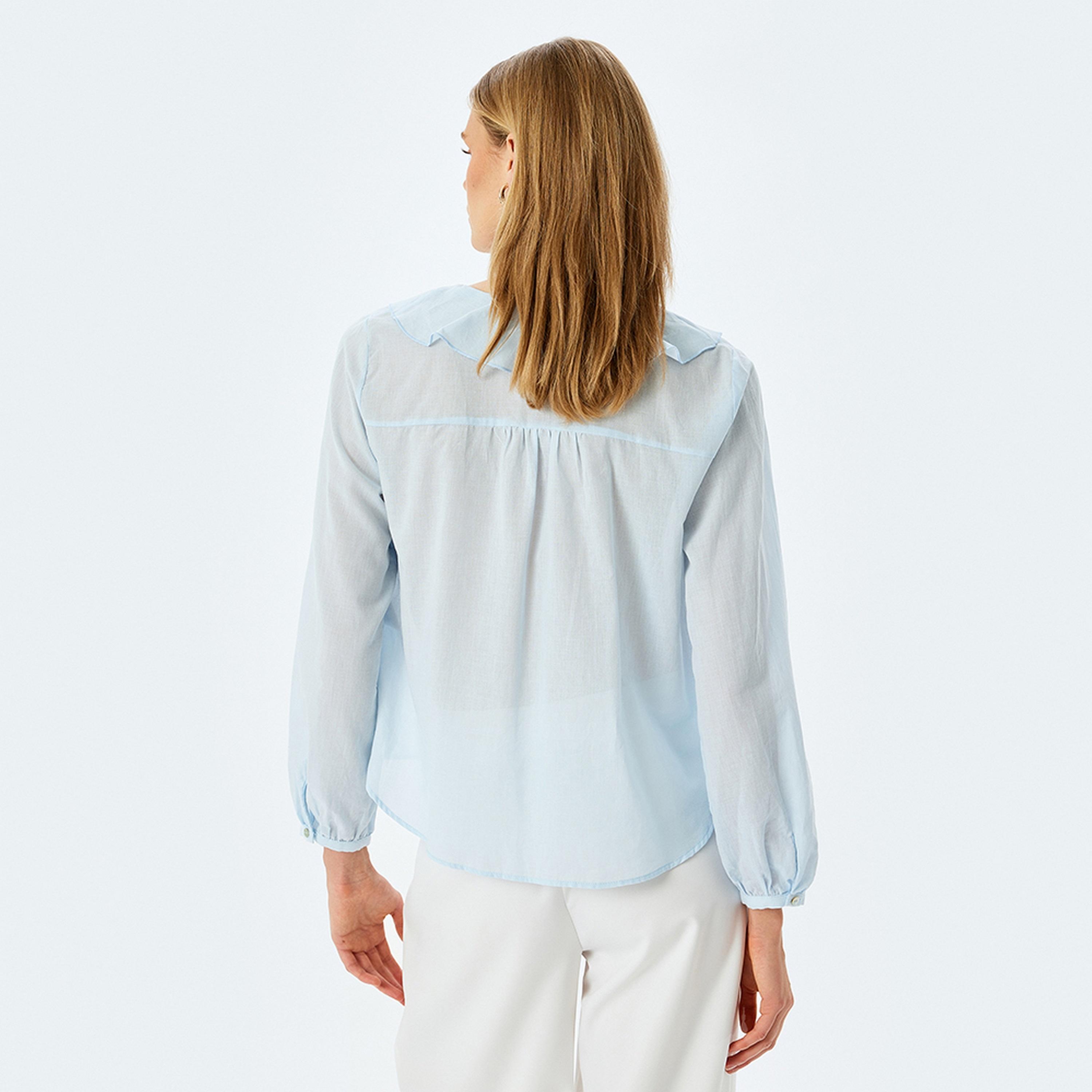 توب نسائي بأكمام طويلة وياقة على شكل حرف V وكشكشة باللون الأزرق من كوتون.-women-clothing-shirtsandblouses-blouses-image-3