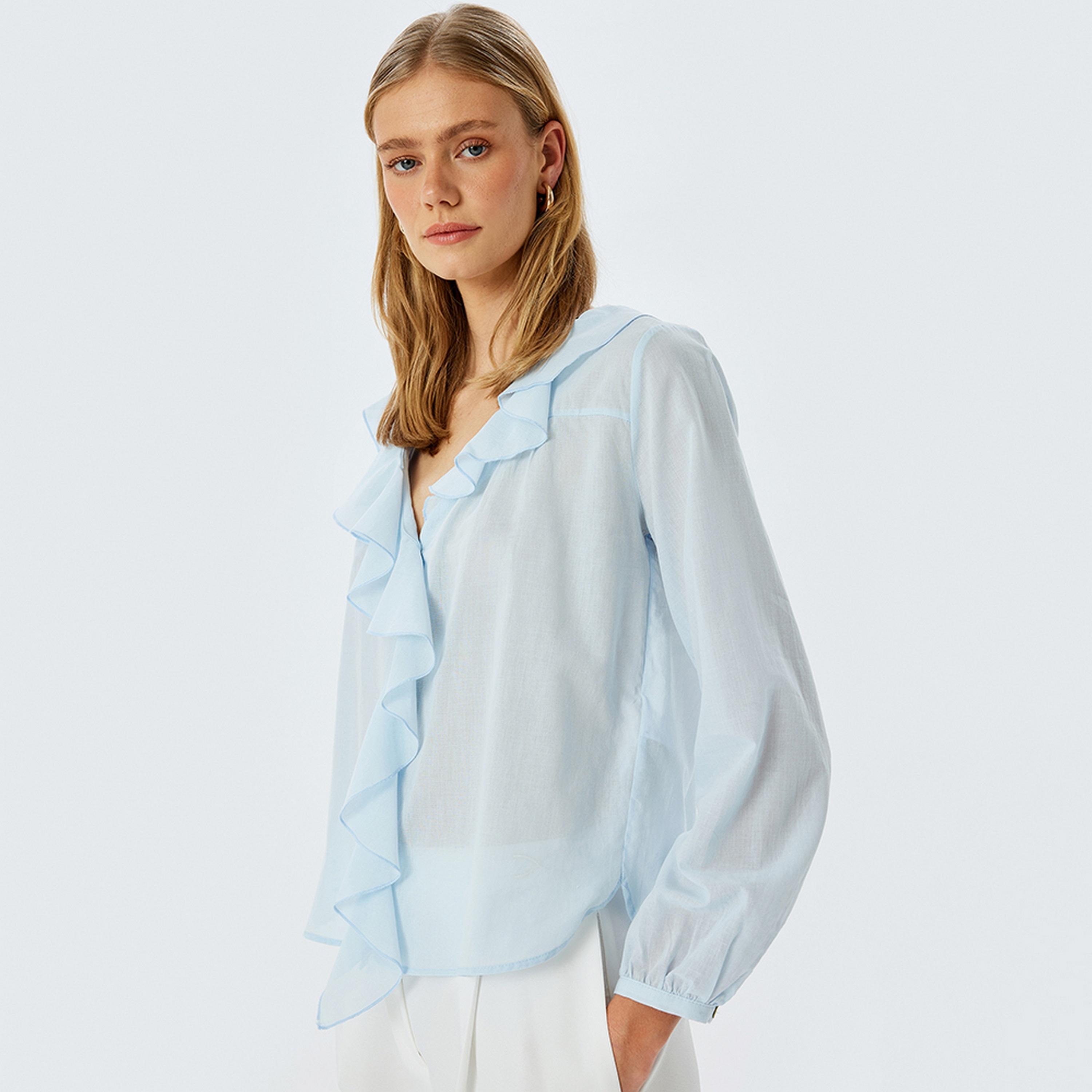 توب نسائي بأكمام طويلة وياقة على شكل حرف V وكشكشة باللون الأزرق من كوتون.-women-clothing-shirtsandblouses-blouses-image-5
