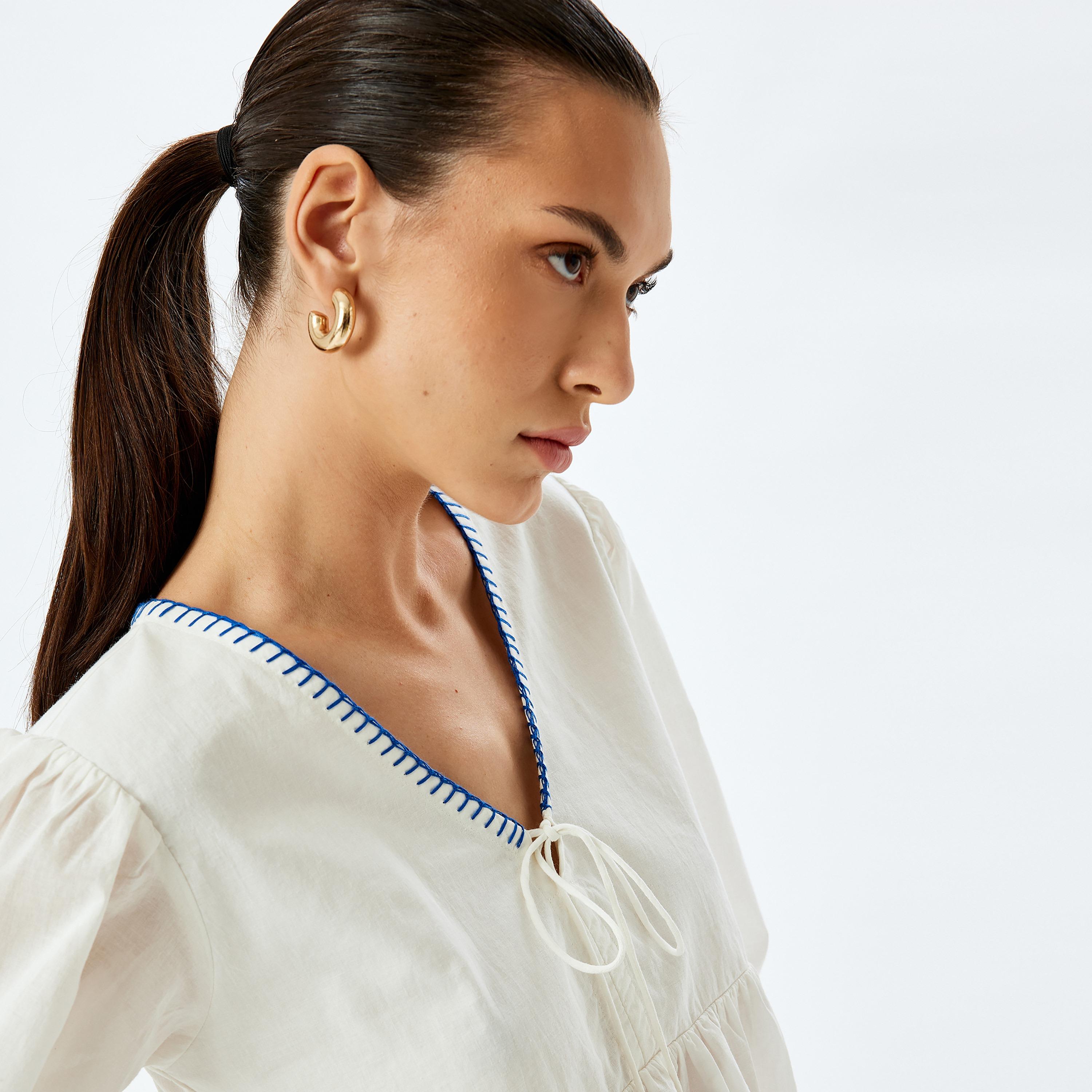 بلوزة بيبلوم نسائية من القطن بلون أبيض مع رباط عنق وأكمام منفوخة من كوتون-women-clothing-shirtsandblouses-blouses-image-4