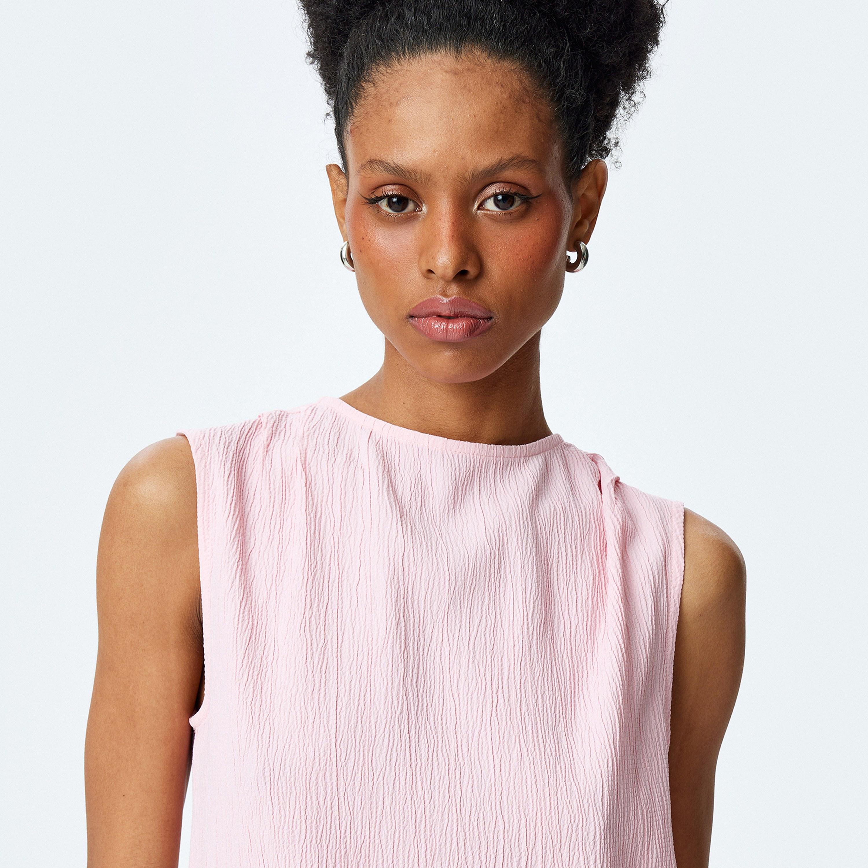 توب نسائي بدون أكمام بياقة دائرية وتصميم محكم باللون الوردي من كوتون.-women-clothing-shirtsandblouses-blouses-image-4