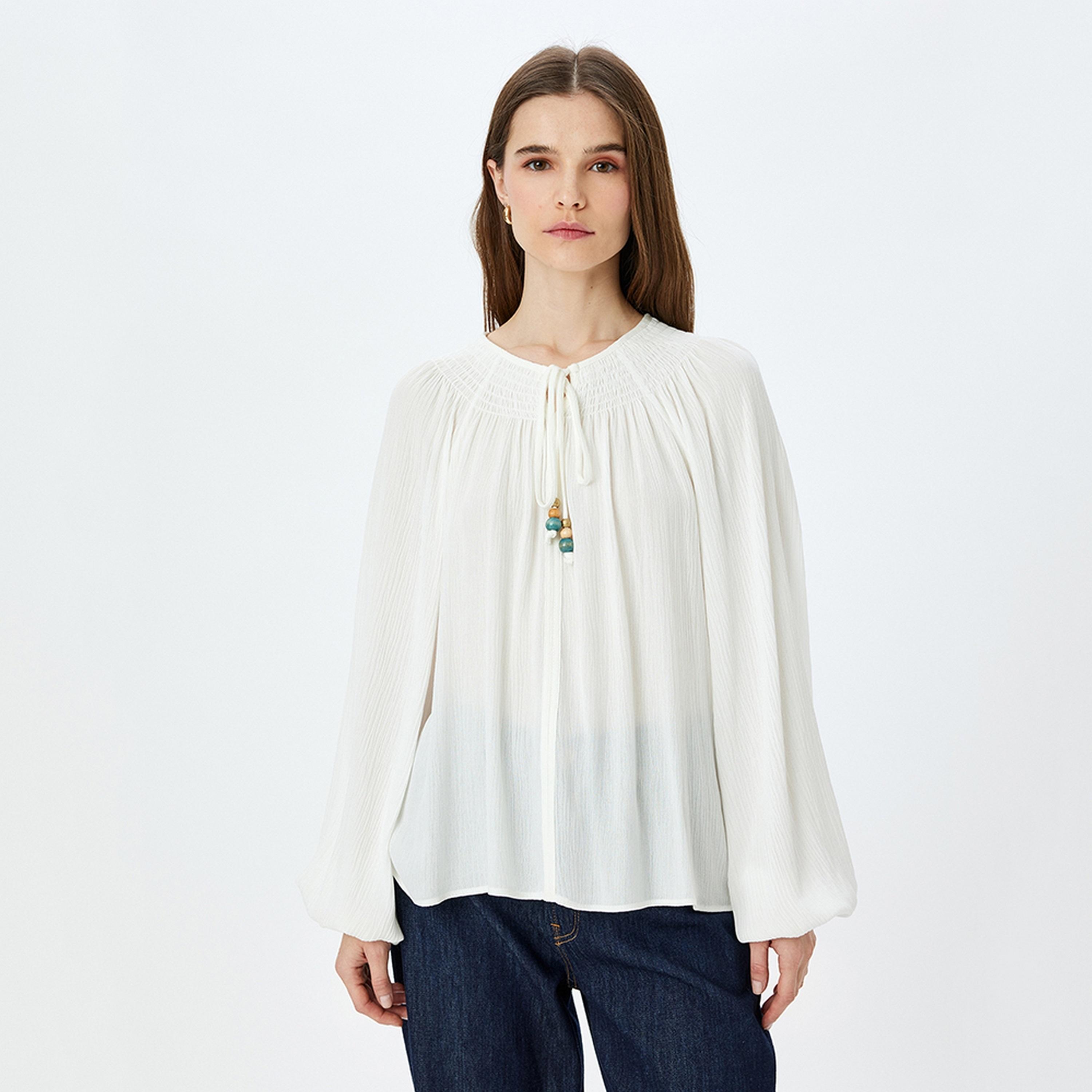 توب نسائي بأكمام بالون وياقة برباط وتصميم محكم باللون الأبيض من كوتون.-women-clothing-shirtsandblouses-blouses-image-1