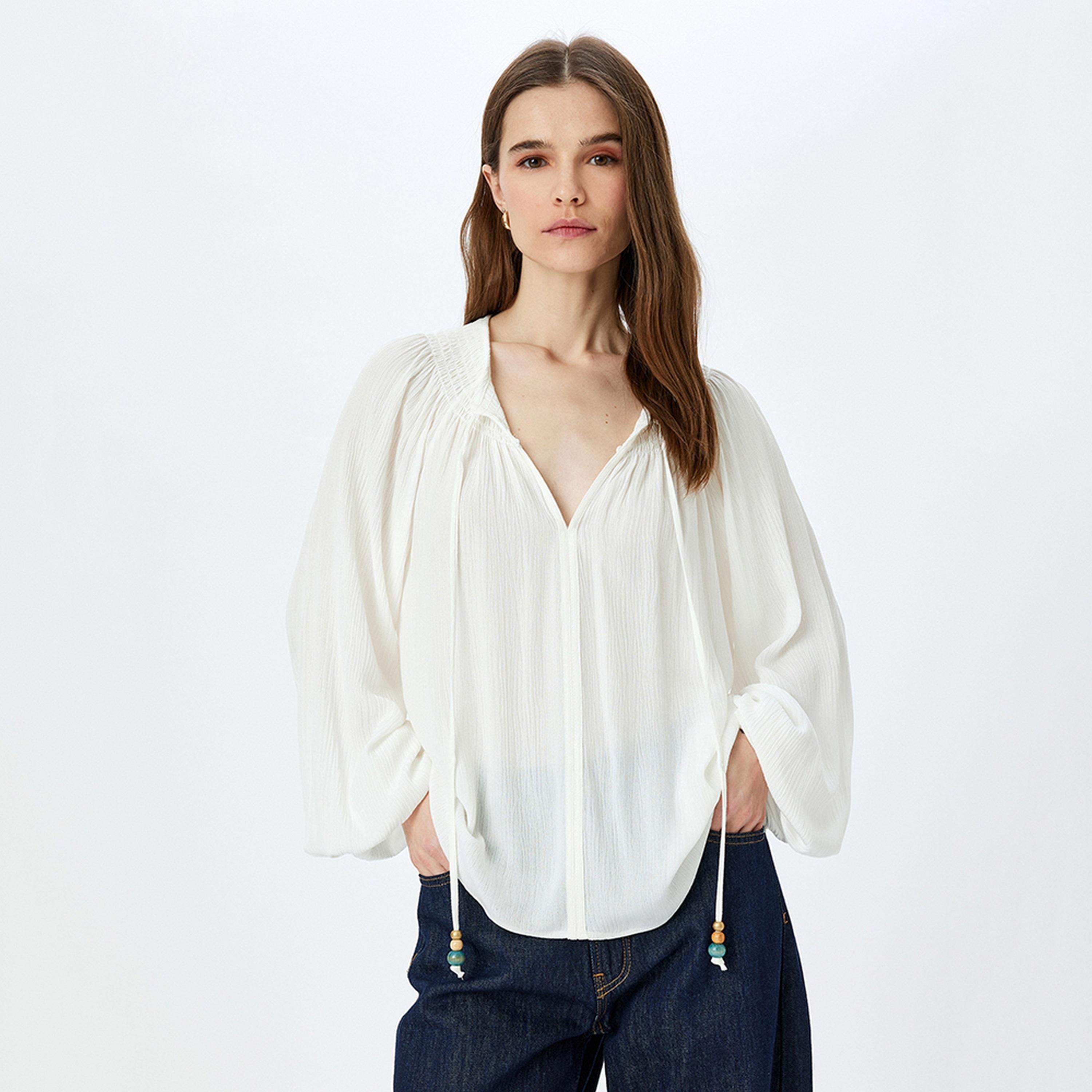 توب نسائي بأكمام بالون وياقة برباط وتصميم محكم باللون الأبيض من كوتون.-women-clothing-shirtsandblouses-blouses-image-2