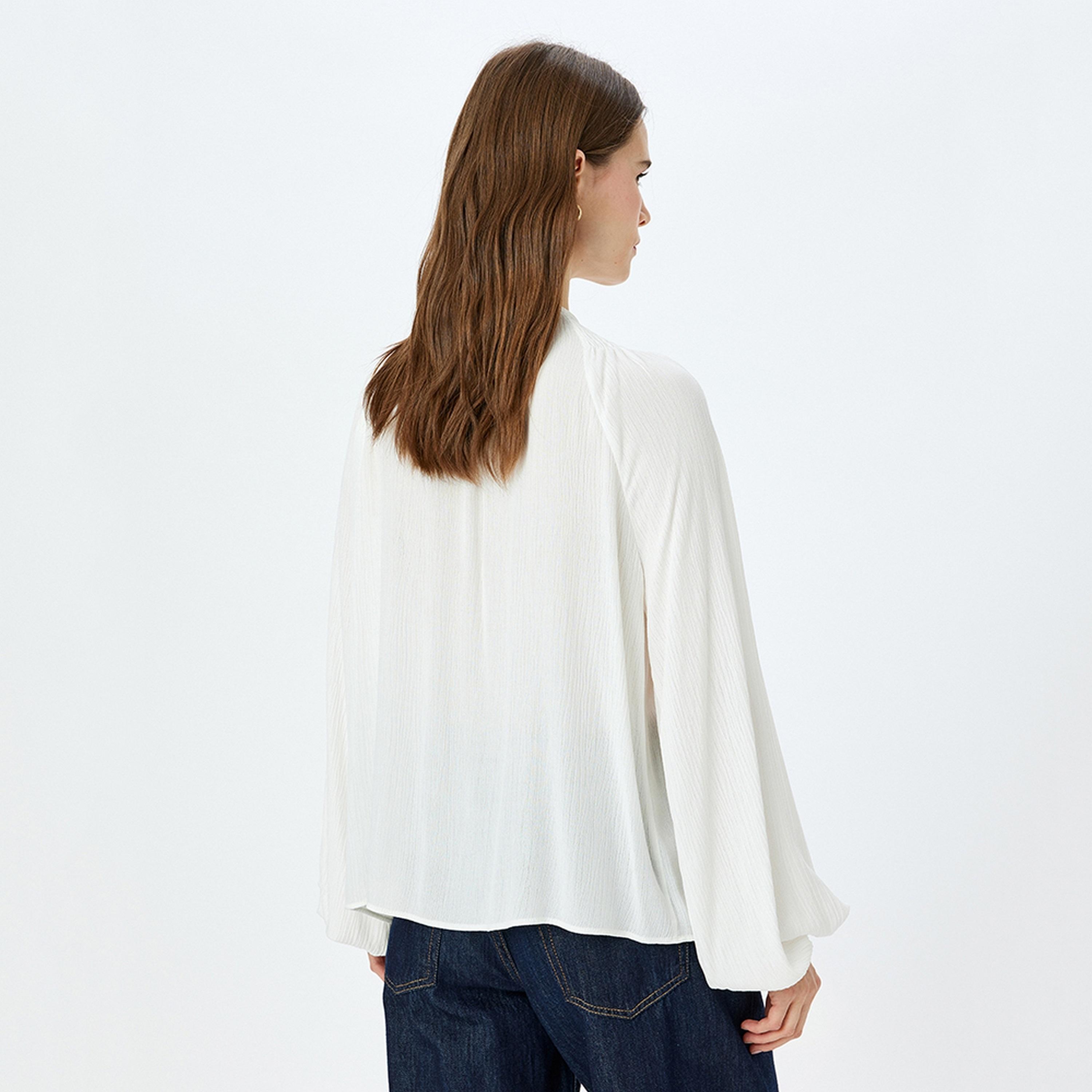 توب نسائي بأكمام بالون وياقة برباط وتصميم محكم باللون الأبيض من كوتون.-women-clothing-shirtsandblouses-blouses-image-3